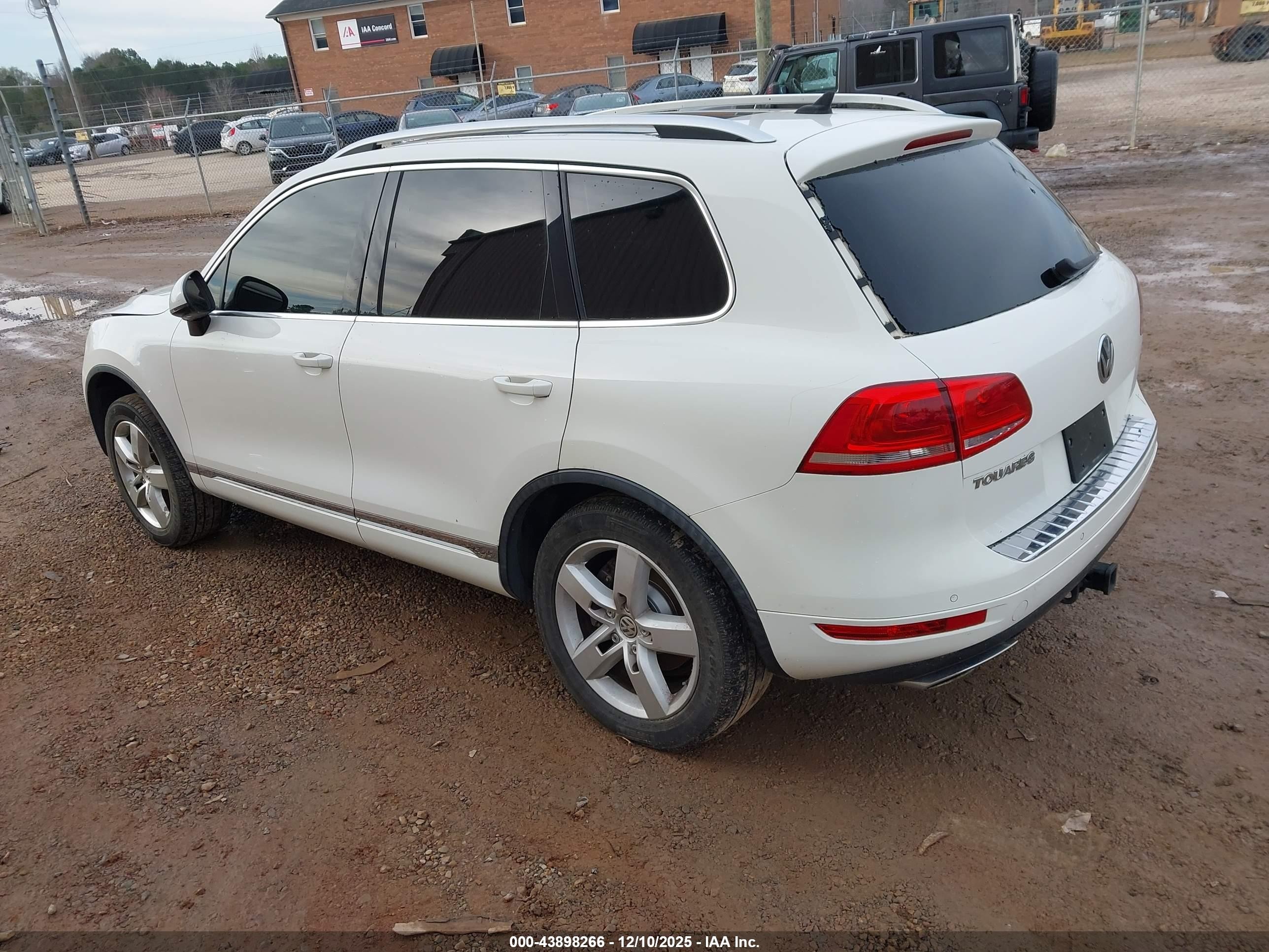 2012 Volkswagen Touareg Tdi Executive/tdi Lux/tdi Sport Белый vin: WVGFK9BP5CD004847