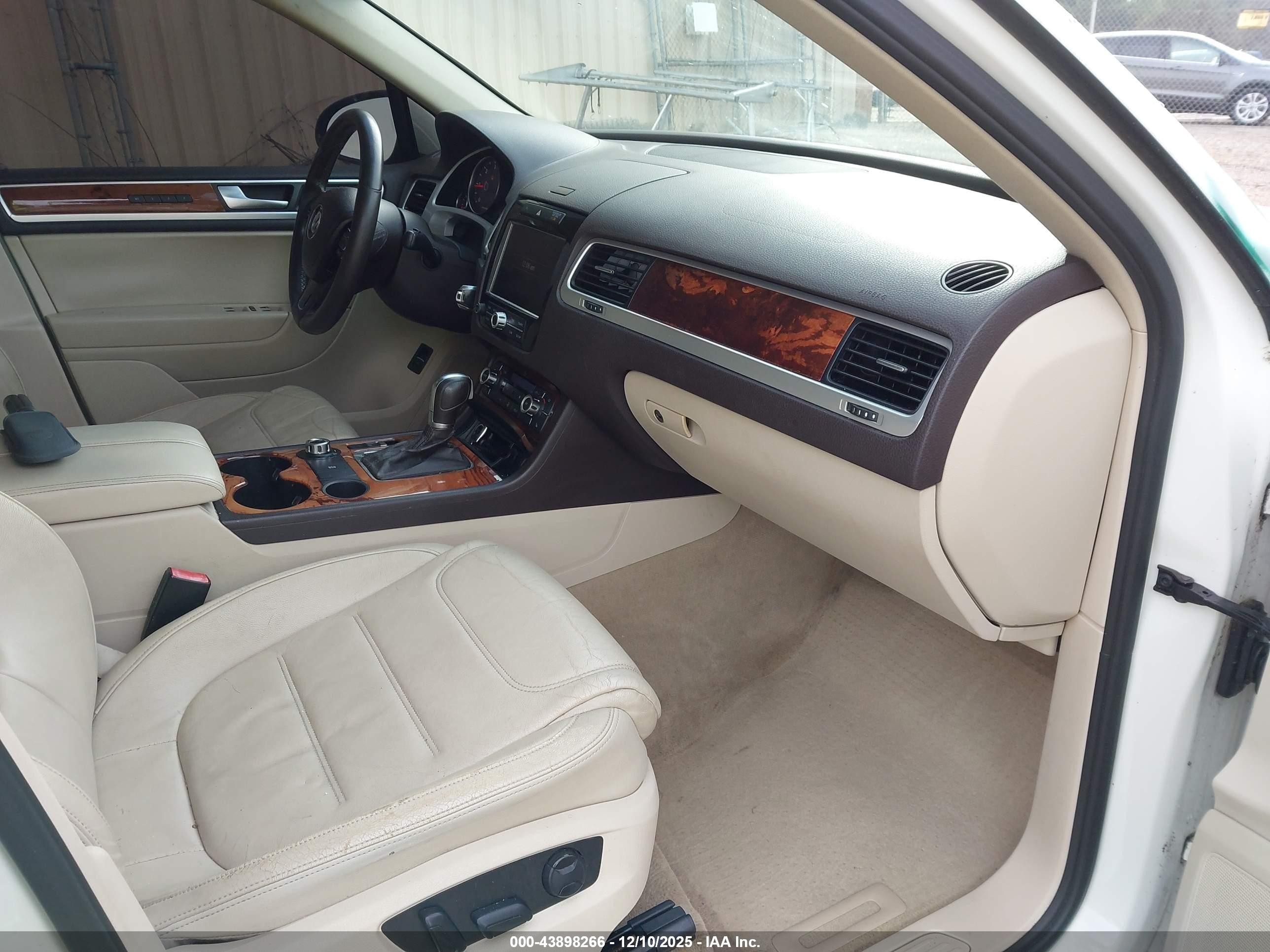 2012 Volkswagen Touareg Tdi Executive/tdi Lux/tdi Sport Белый vin: WVGFK9BP5CD004847