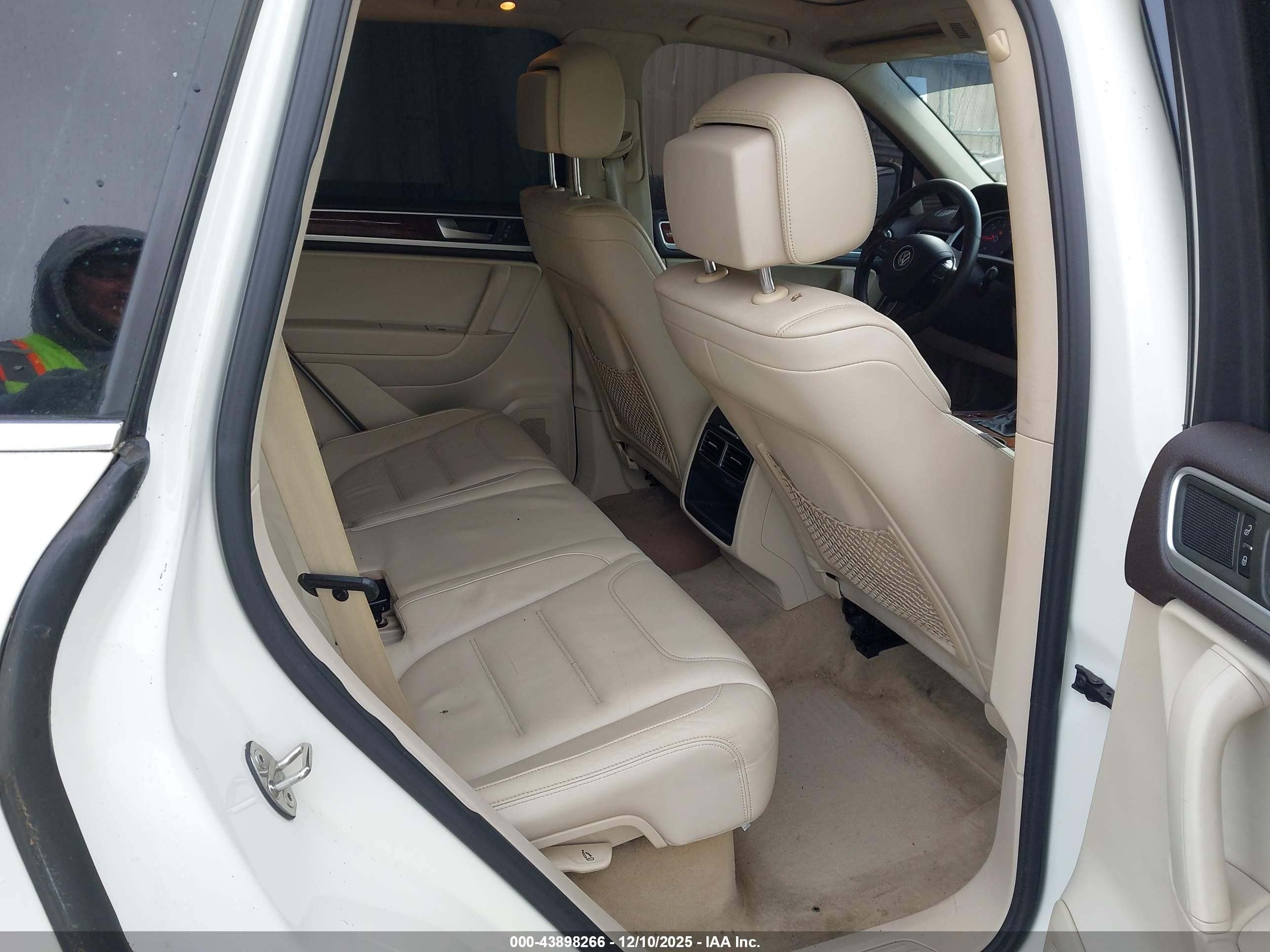 2012 Volkswagen Touareg Tdi Executive/tdi Lux/tdi Sport Белый vin: WVGFK9BP5CD004847