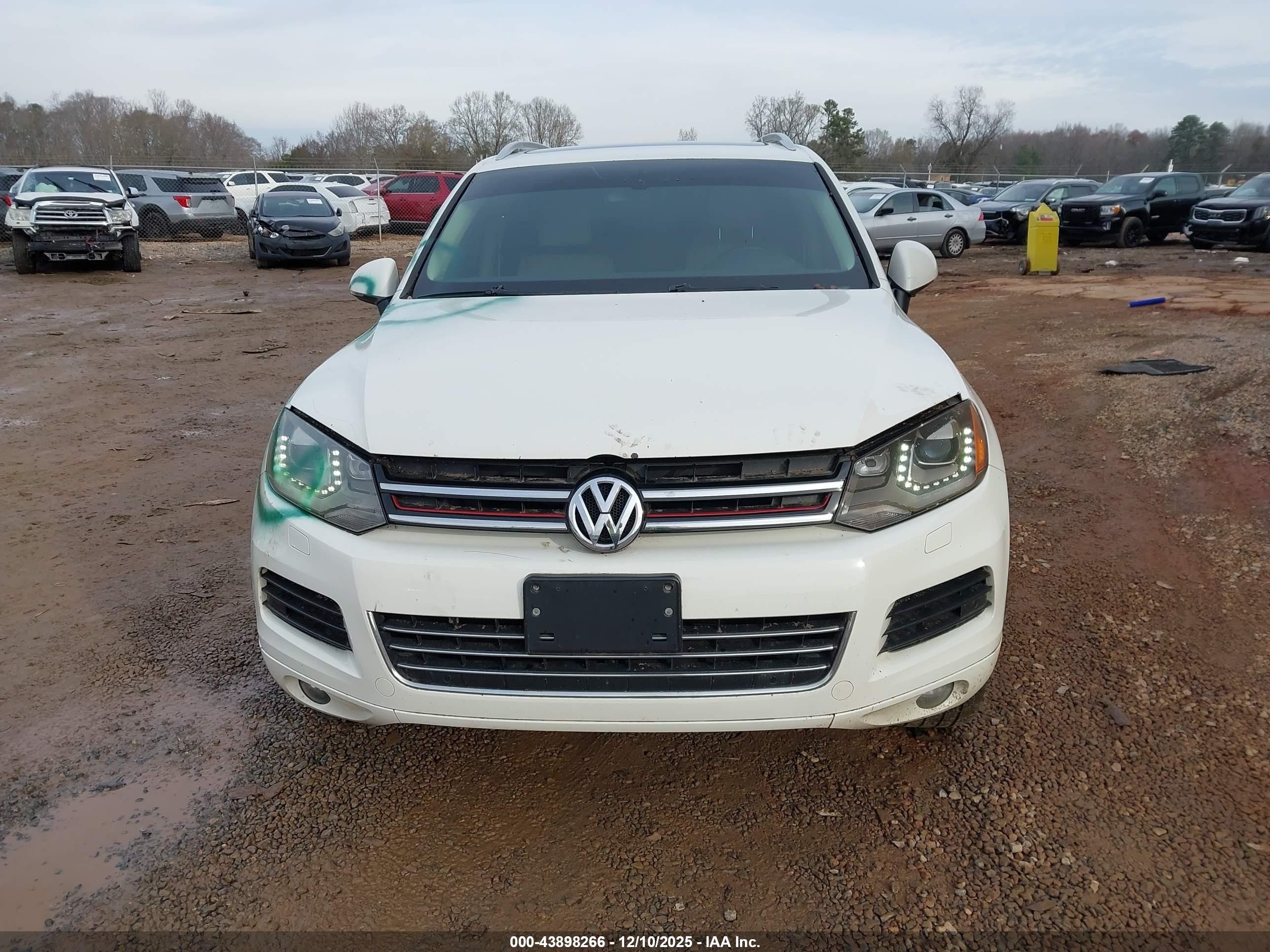 2012 Volkswagen Touareg Tdi Executive/tdi Lux/tdi Sport Белый vin: WVGFK9BP5CD004847