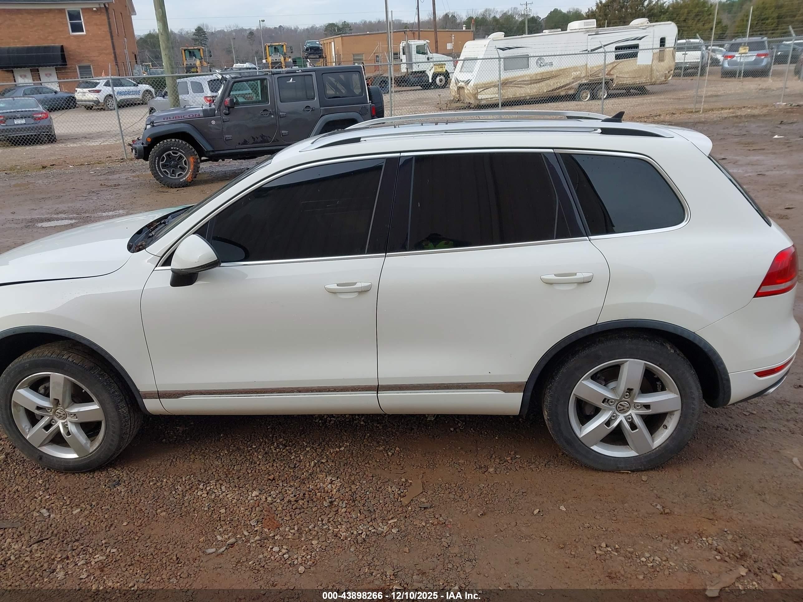 2012 Volkswagen Touareg Tdi Executive/tdi Lux/tdi Sport Белый vin: WVGFK9BP5CD004847