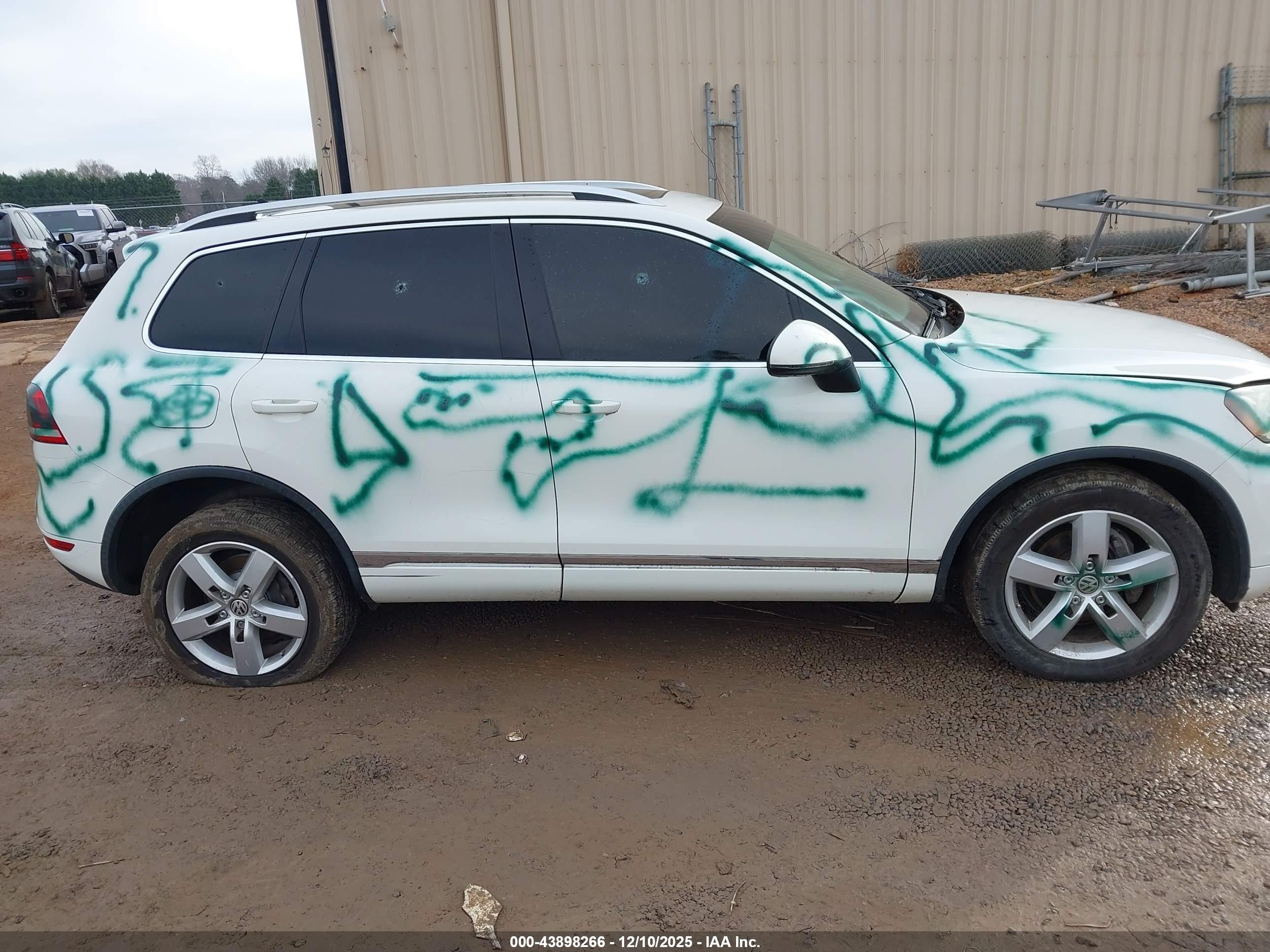 2012 Volkswagen Touareg Tdi Executive/tdi Lux/tdi Sport Белый vin: WVGFK9BP5CD004847