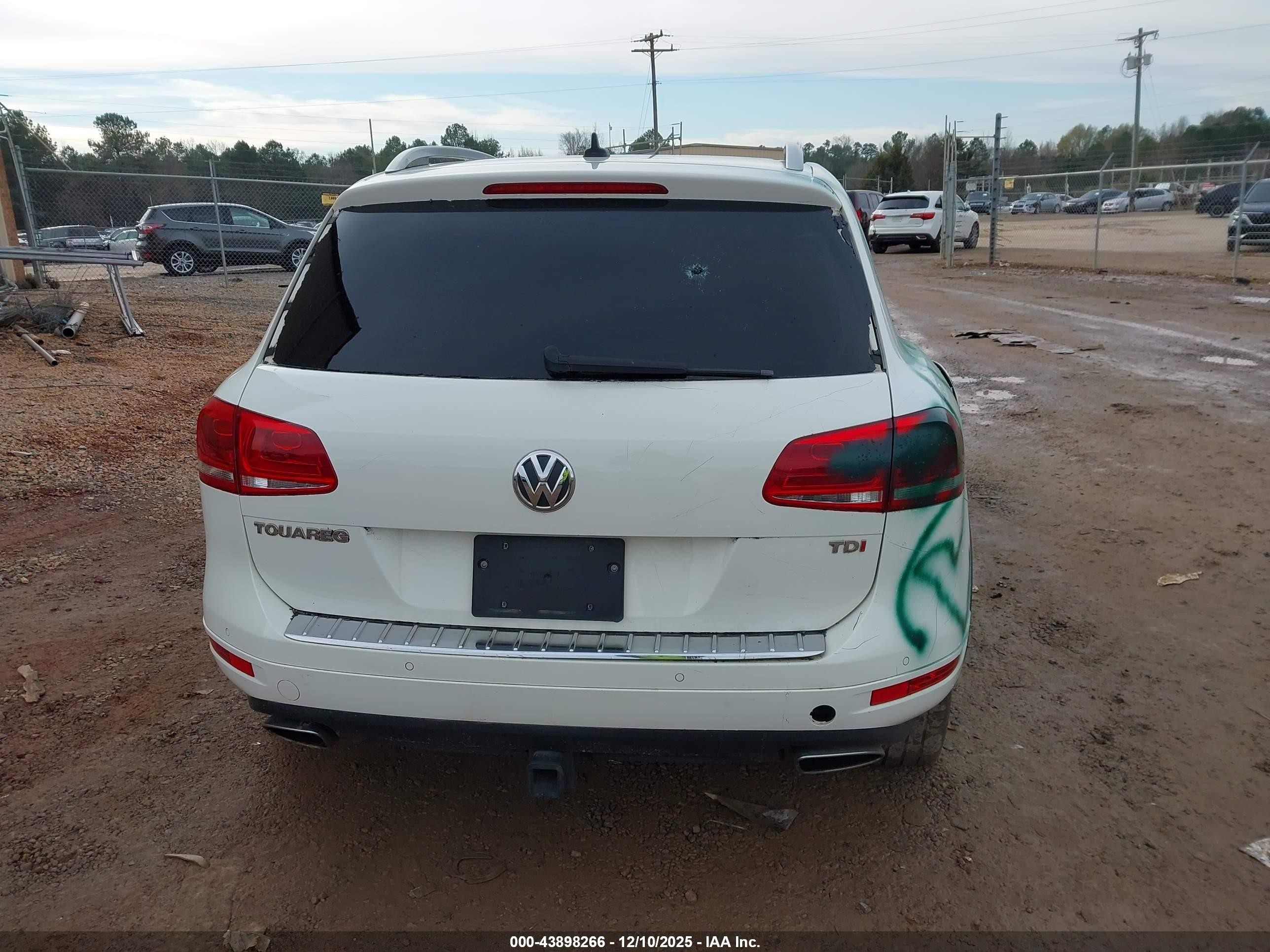 2012 Volkswagen Touareg Tdi Executive/tdi Lux/tdi Sport Белый vin: WVGFK9BP5CD004847