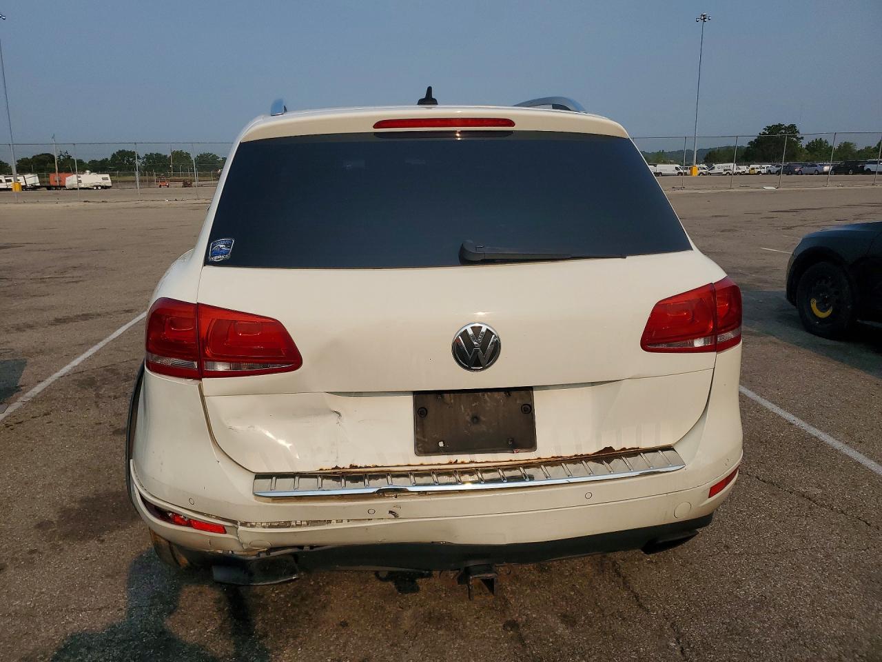 2011 Volkswagen Touareg V6 Tdi Белый vin: WVGFK9BP6BD005908