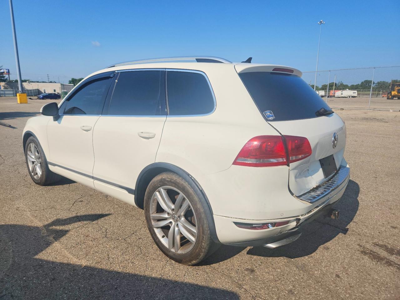 2011 Volkswagen Touareg V6 Tdi Белый vin: WVGFK9BP6BD005908
