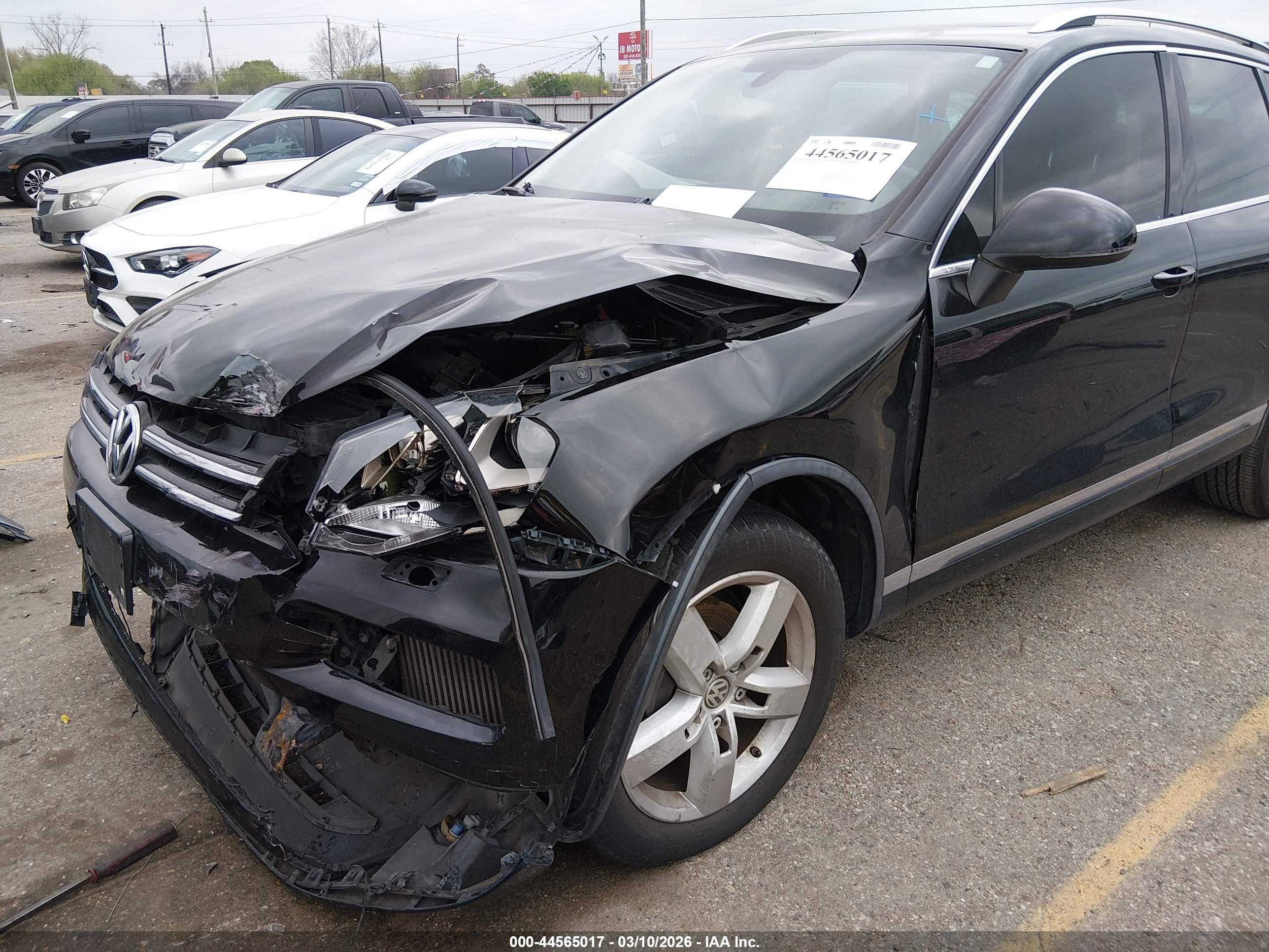 2012 Volkswagen Touareg Tdi Lux Черный vin: WVGFK9BP7CD004140