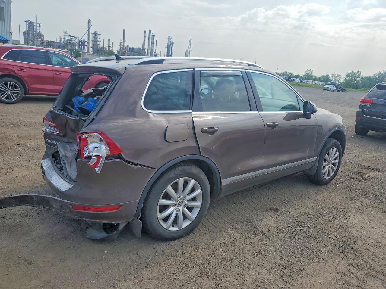 2011 Volkswagen Touareg V6 Tdi Maroon vin: WVGFK9BP8BD005182