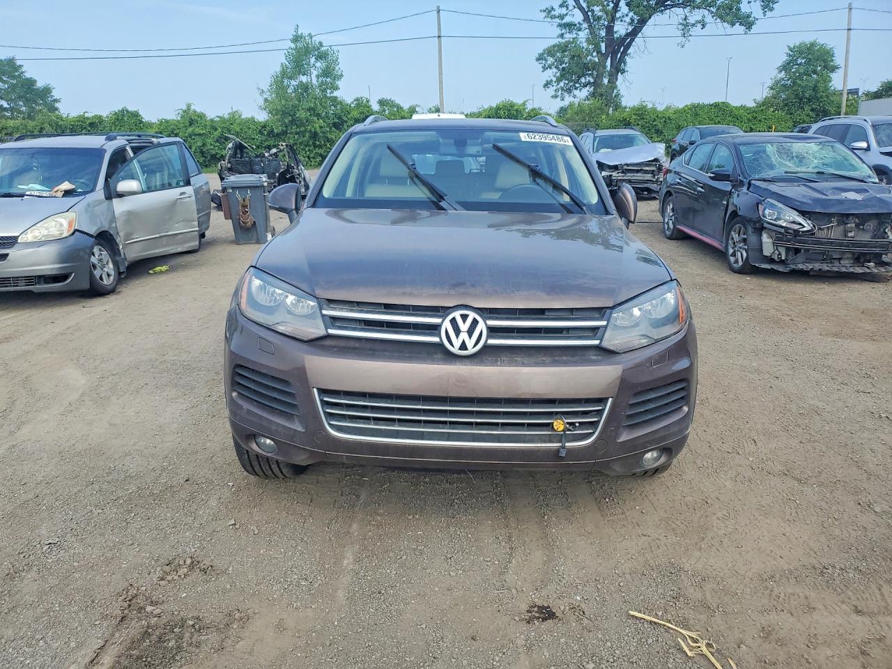 2011 Volkswagen Touareg V6 Tdi Maroon vin: WVGFK9BP8BD005182