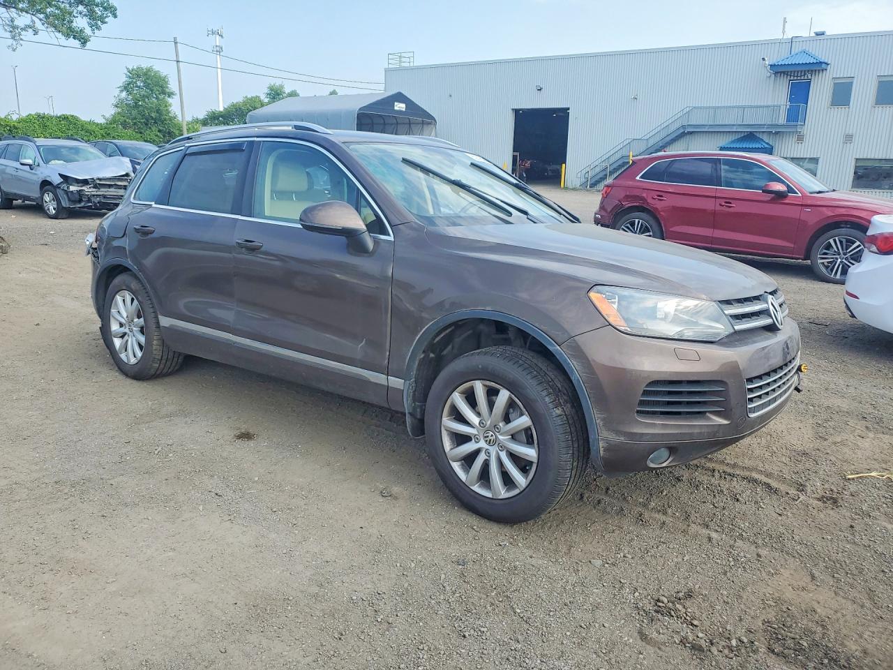 2011 Volkswagen Touareg V6 Tdi Maroon vin: WVGFK9BP8BD005182