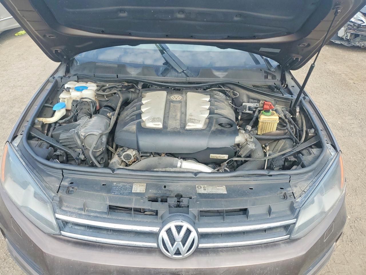 2011 Volkswagen Touareg V6 Tdi Maroon vin: WVGFK9BP8BD005182