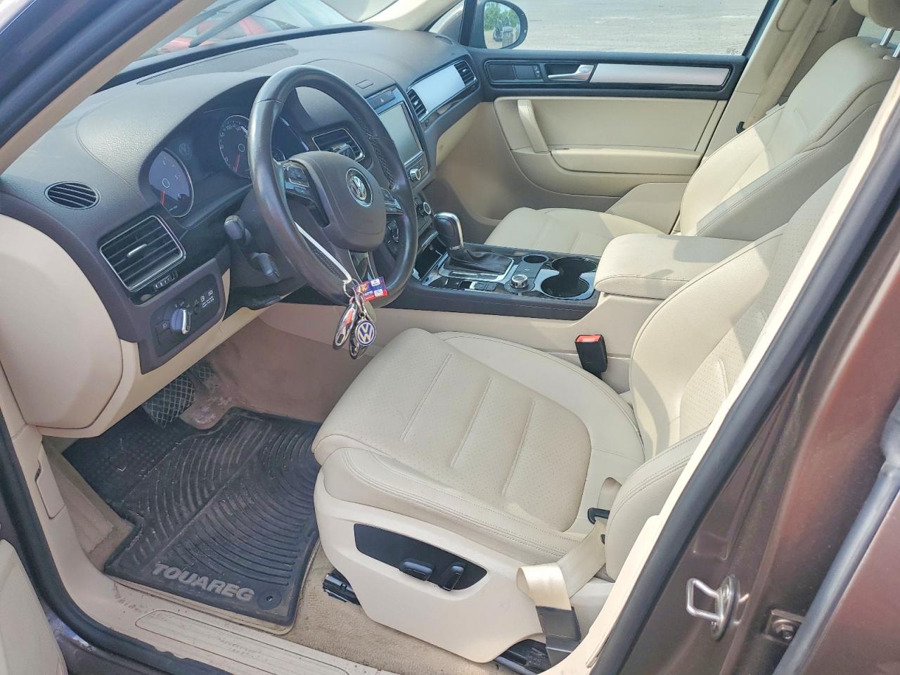 2011 Volkswagen Touareg V6 Tdi Maroon vin: WVGFK9BP8BD005182