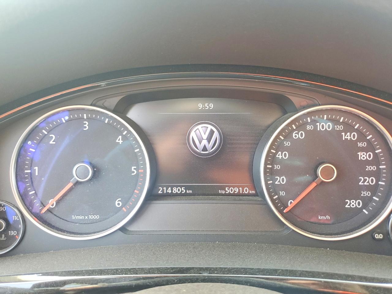 2011 Volkswagen Touareg V6 Tdi Maroon vin: WVGFK9BP8BD005182