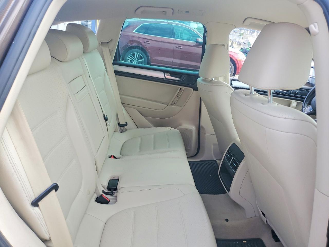 2011 Volkswagen Touareg V6 Tdi Maroon vin: WVGFK9BP8BD005182