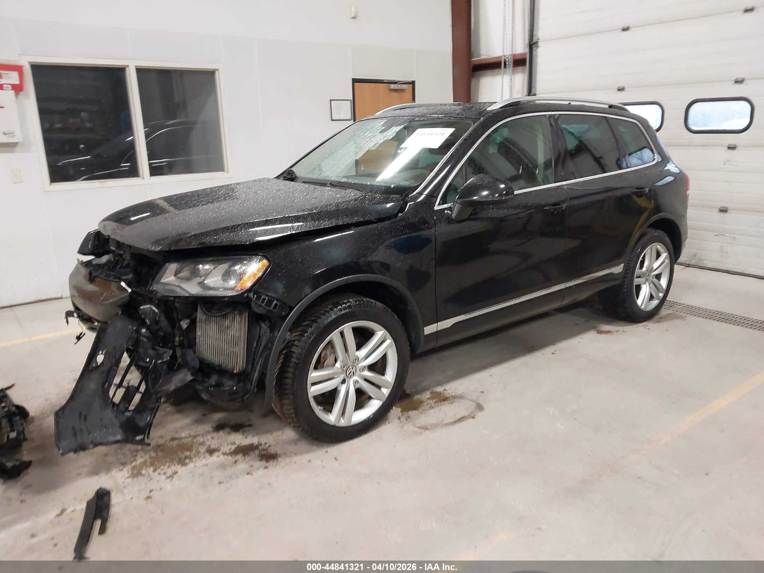 2011 Volkswagen Touareg Tdi Executive Черный vin: WVGFK9BP9BD004025