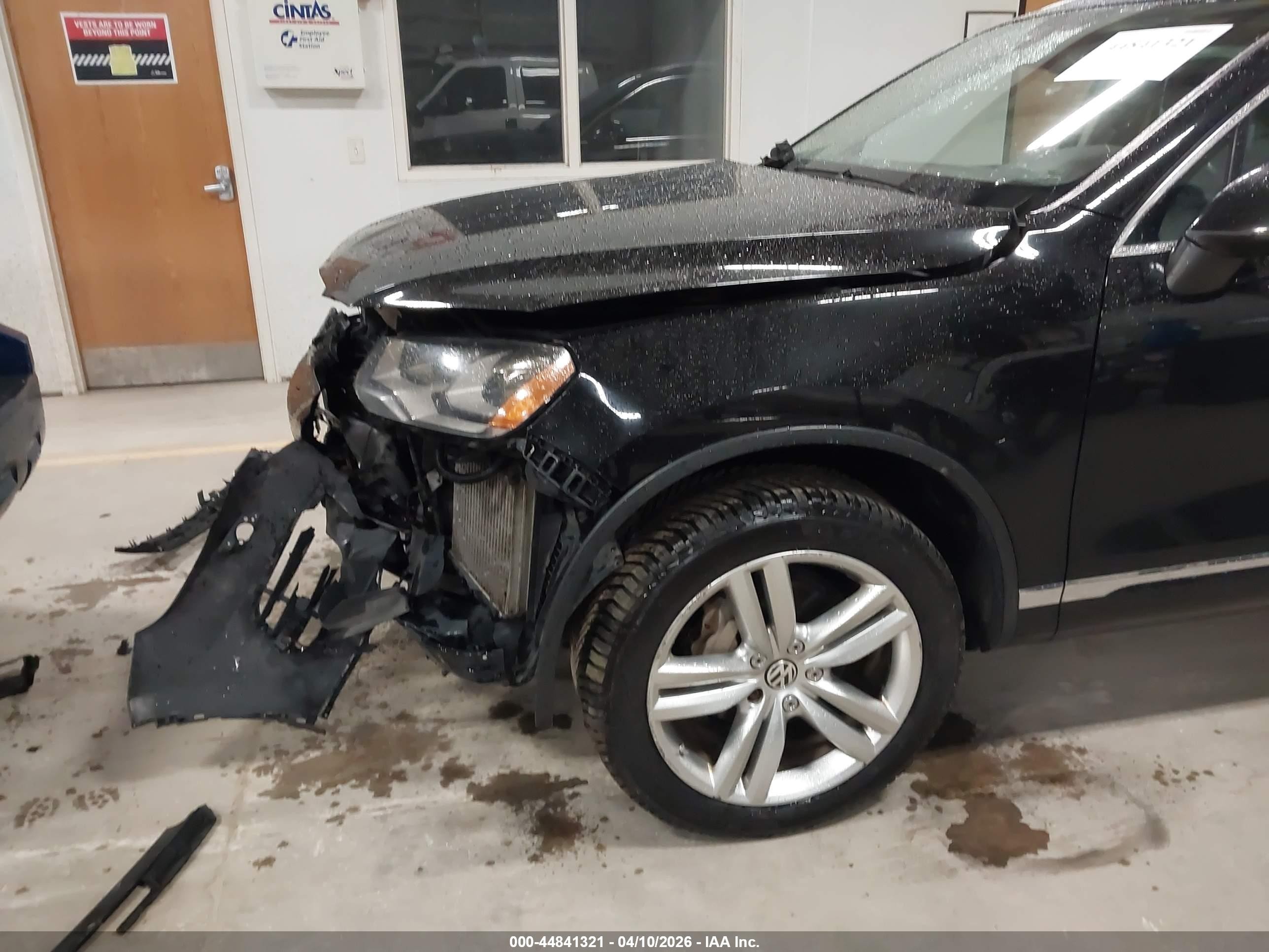2011 Volkswagen Touareg Tdi Executive Черный vin: WVGFK9BP9BD004025