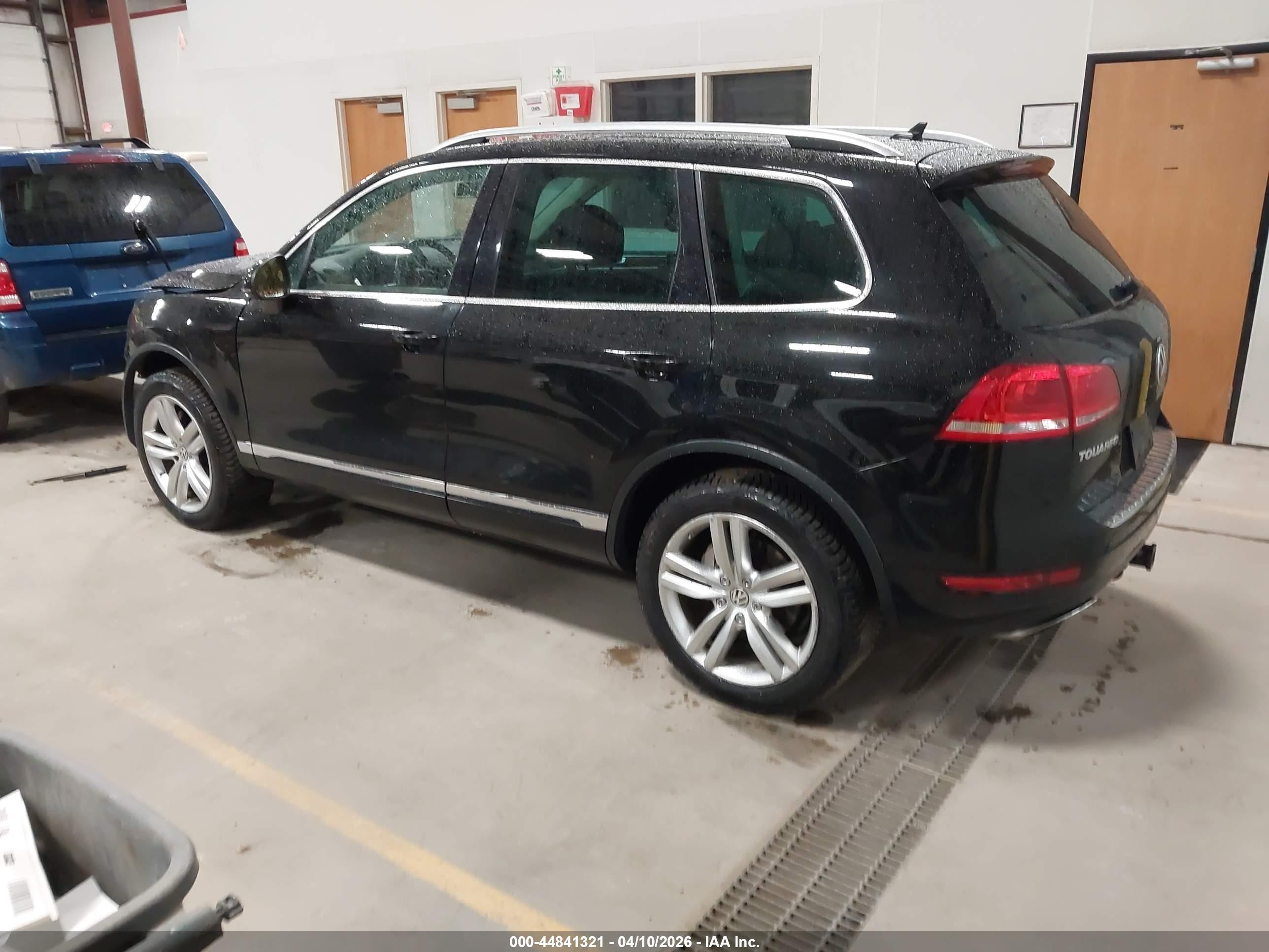 2011 Volkswagen Touareg Tdi Executive Черный vin: WVGFK9BP9BD004025