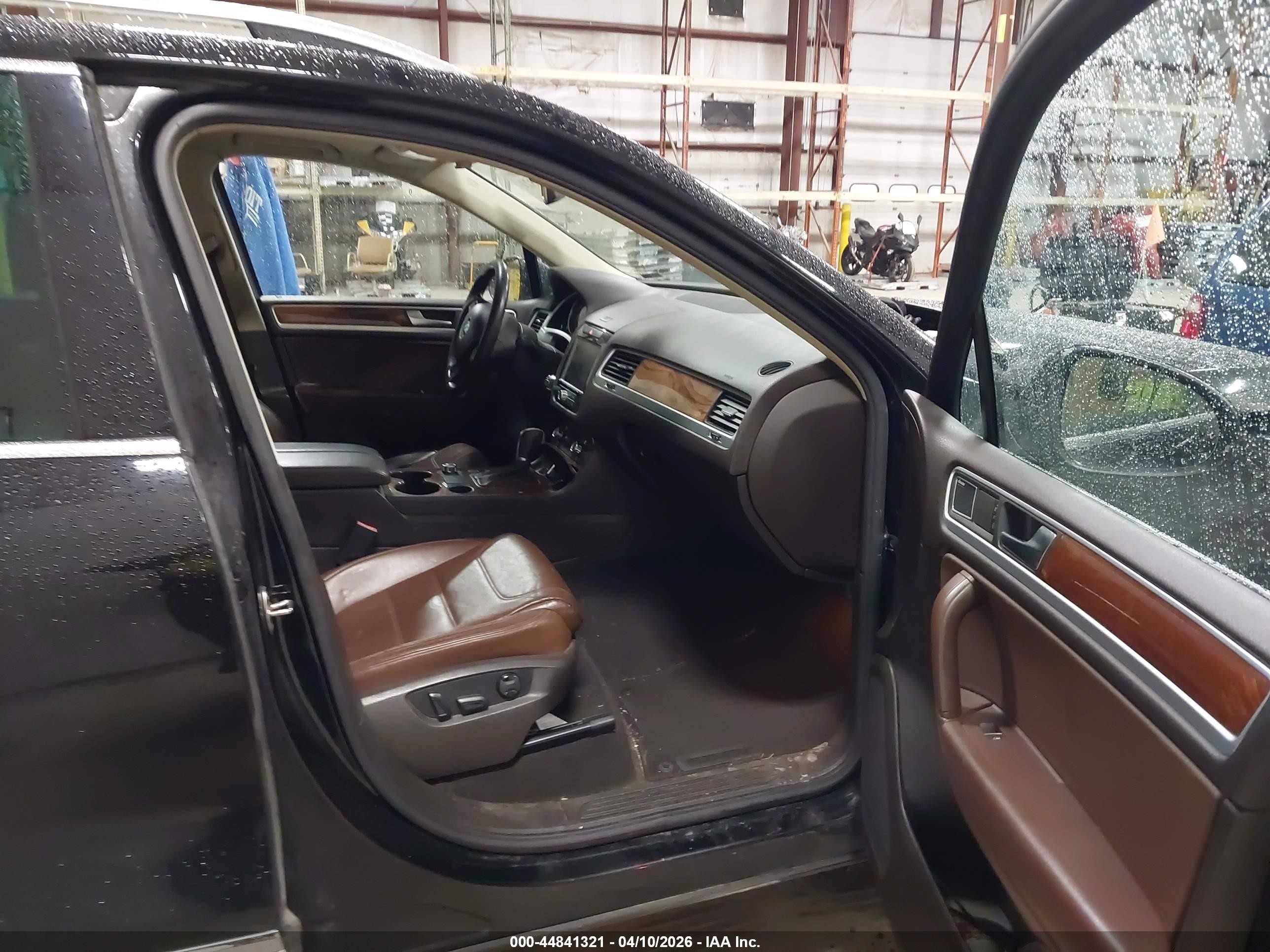 2011 Volkswagen Touareg Tdi Executive Черный vin: WVGFK9BP9BD004025