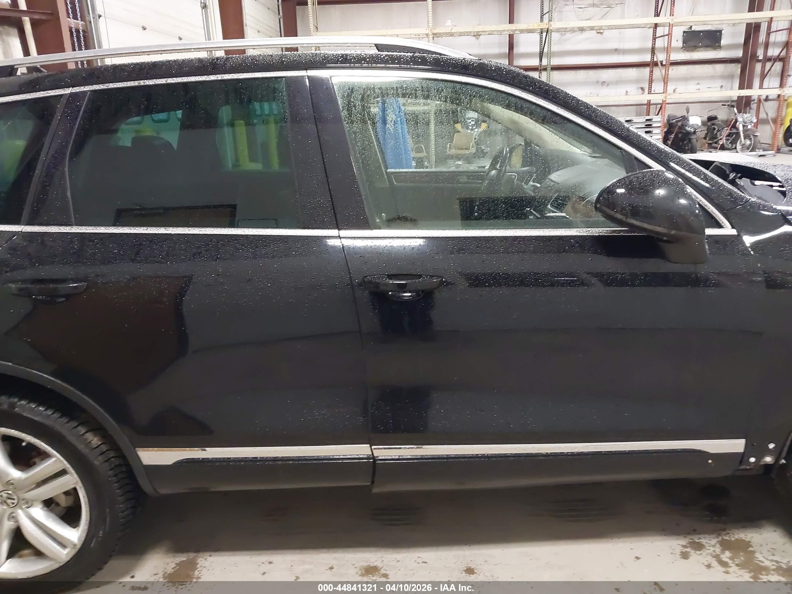 2011 Volkswagen Touareg Tdi Executive Черный vin: WVGFK9BP9BD004025
