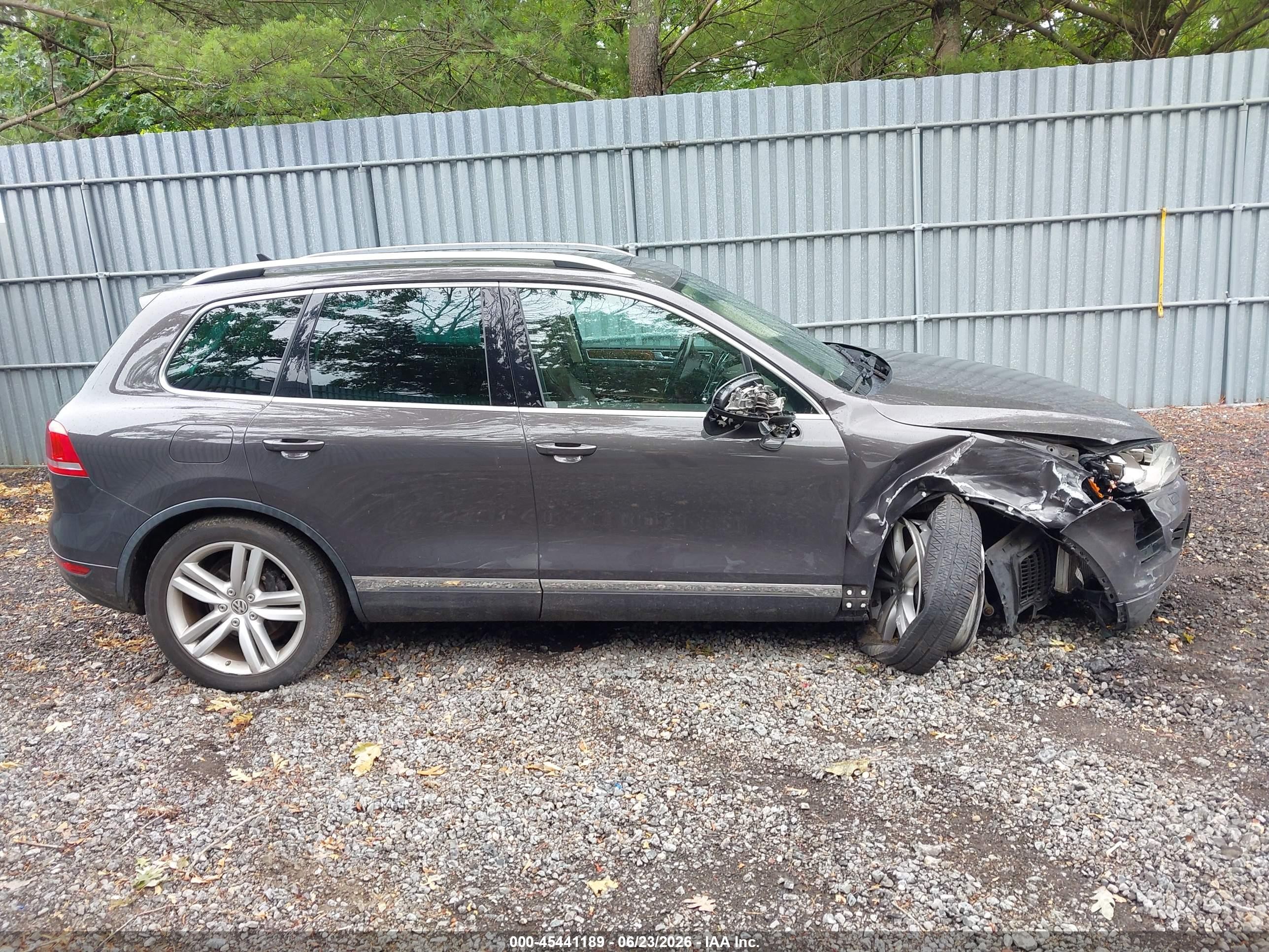 2011 Volkswagen Touareg Tdi Executive Gray vin: WVGFK9BP9BD006048