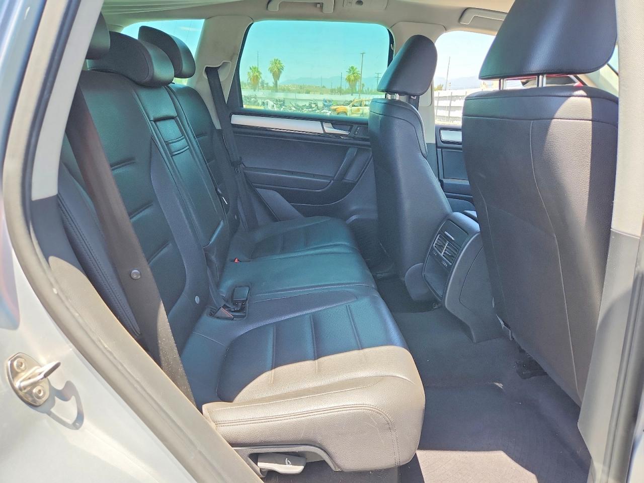 2012 Volkswagen Touareg V6 Tdi Silver vin: WVGFK9BPXCD004486