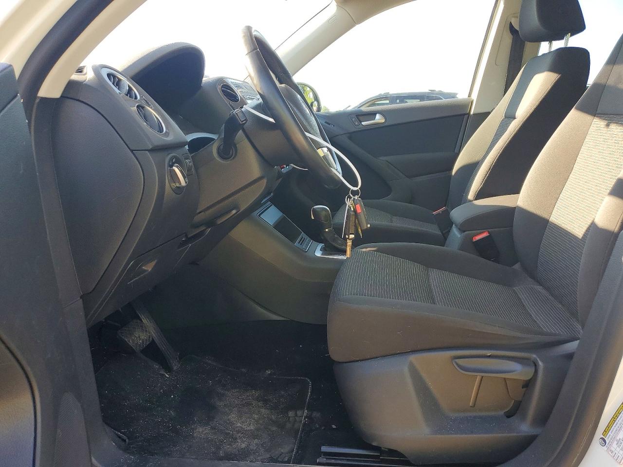 2014 Volkswagen Tiguan S White vin: WVGJV3AX9EW593375
