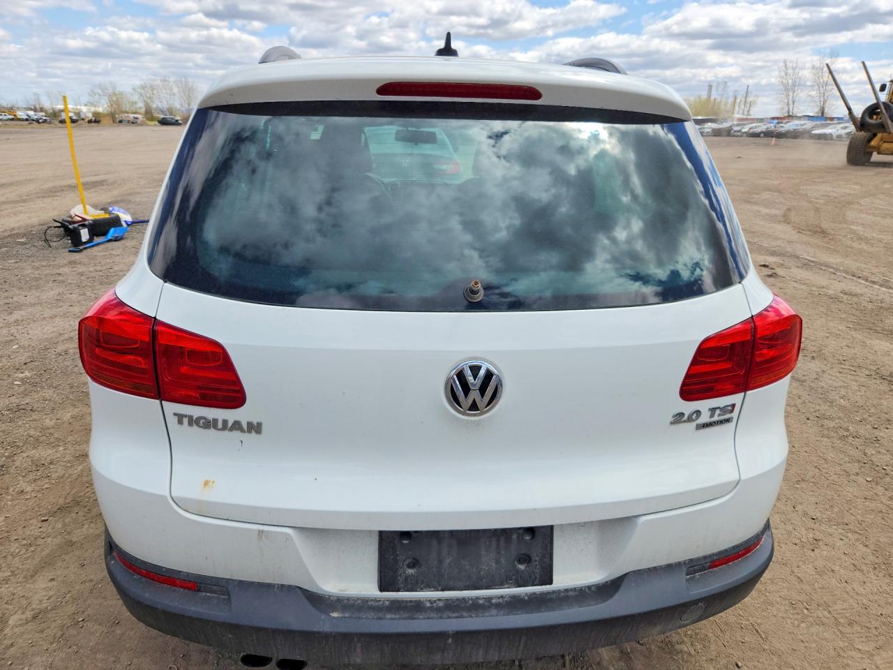 2015 Volkswagen Tiguan S White vin: WVGJV7AX2FW608811