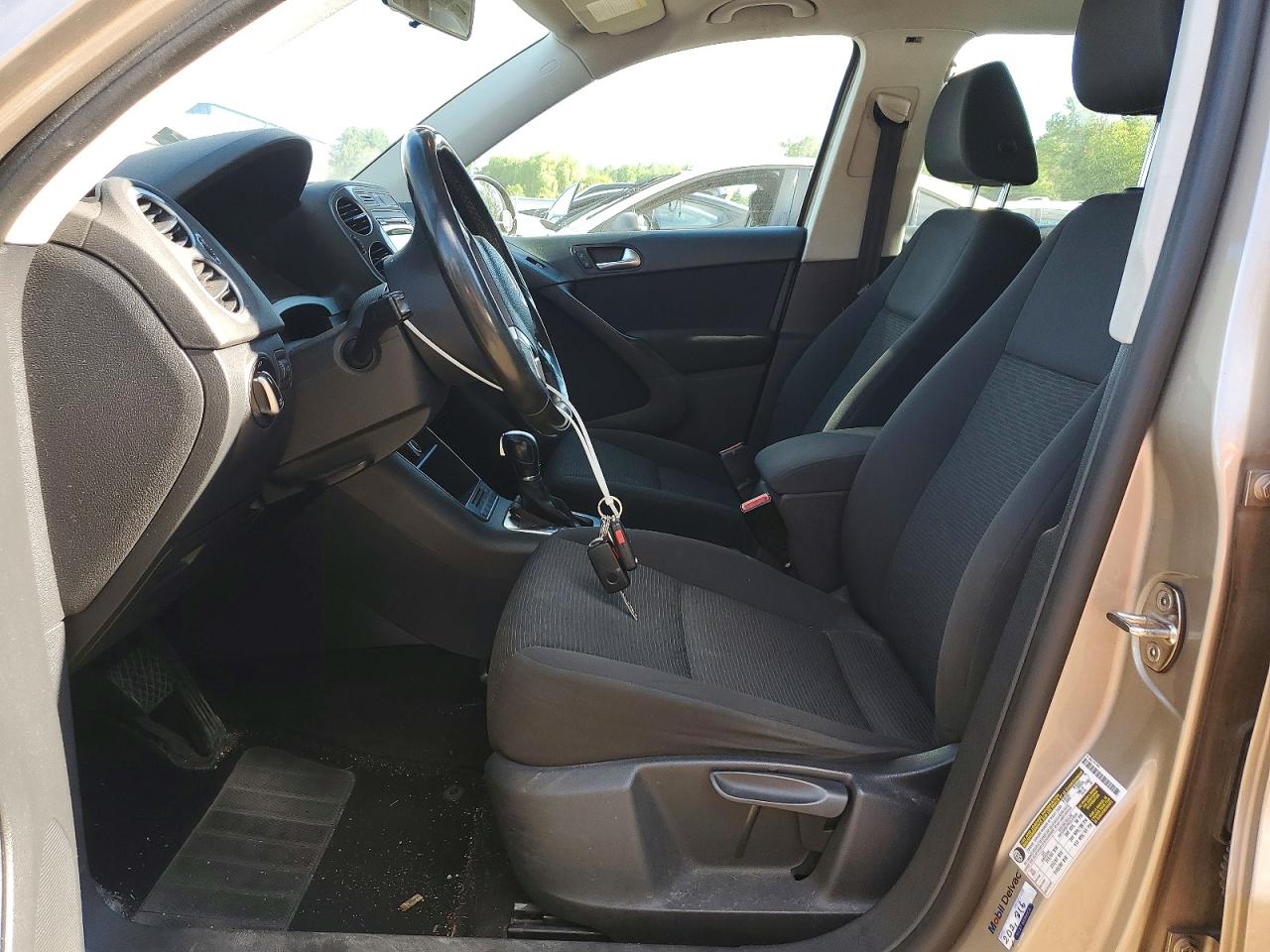 2015 Volkswagen Tiguan S Cream vin: WVGJV7AXXFW006464