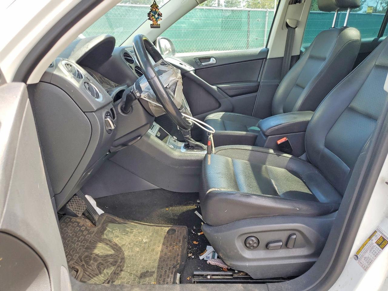2017 Volkswagen Tiguan Wolfsburg White vin: WVGRV7AX7HK016737