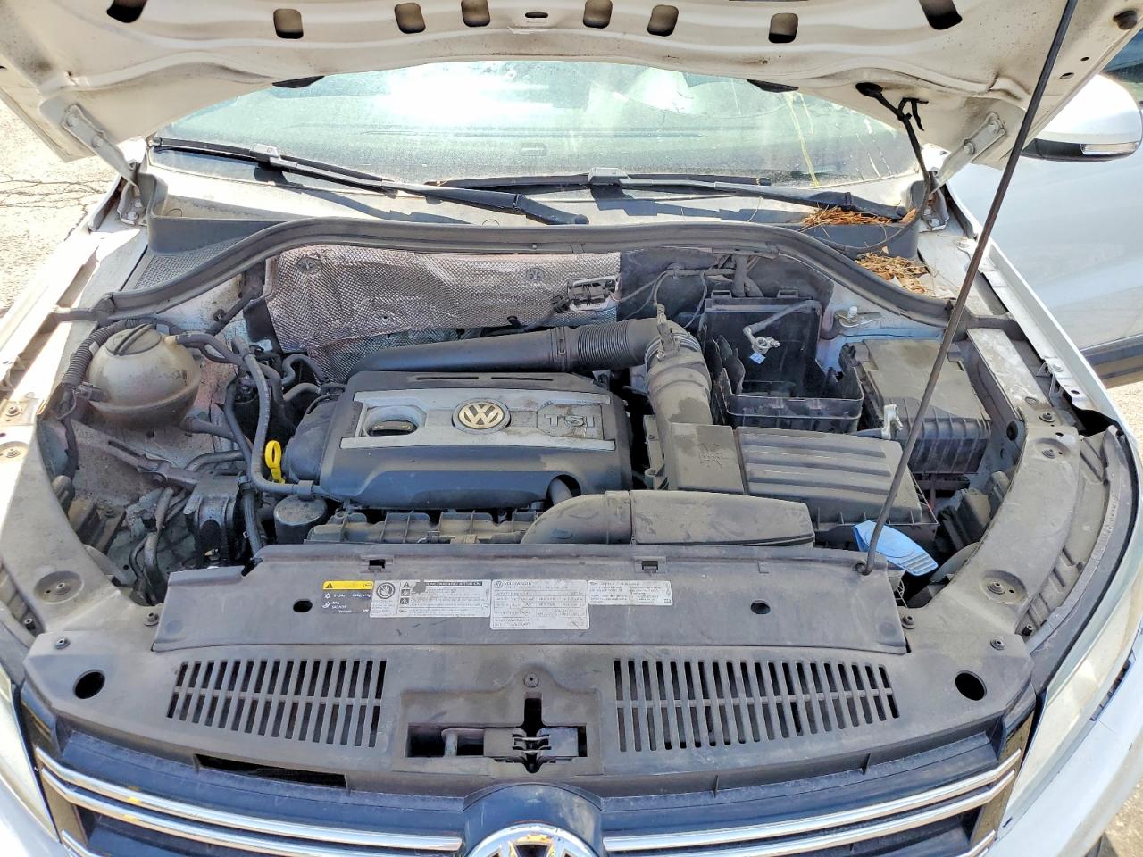 2017 Volkswagen Tiguan Wolfsburg White vin: WVGRV7AX7HK016737