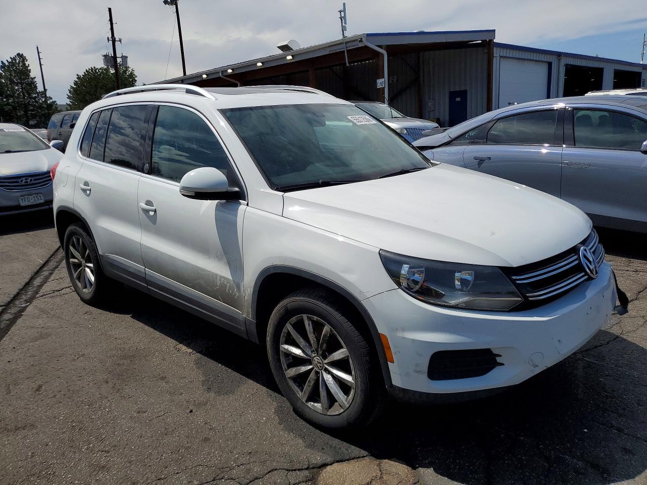2017 Volkswagen Tiguan Wolfsburg White vin: WVGRV7AX7HK016737