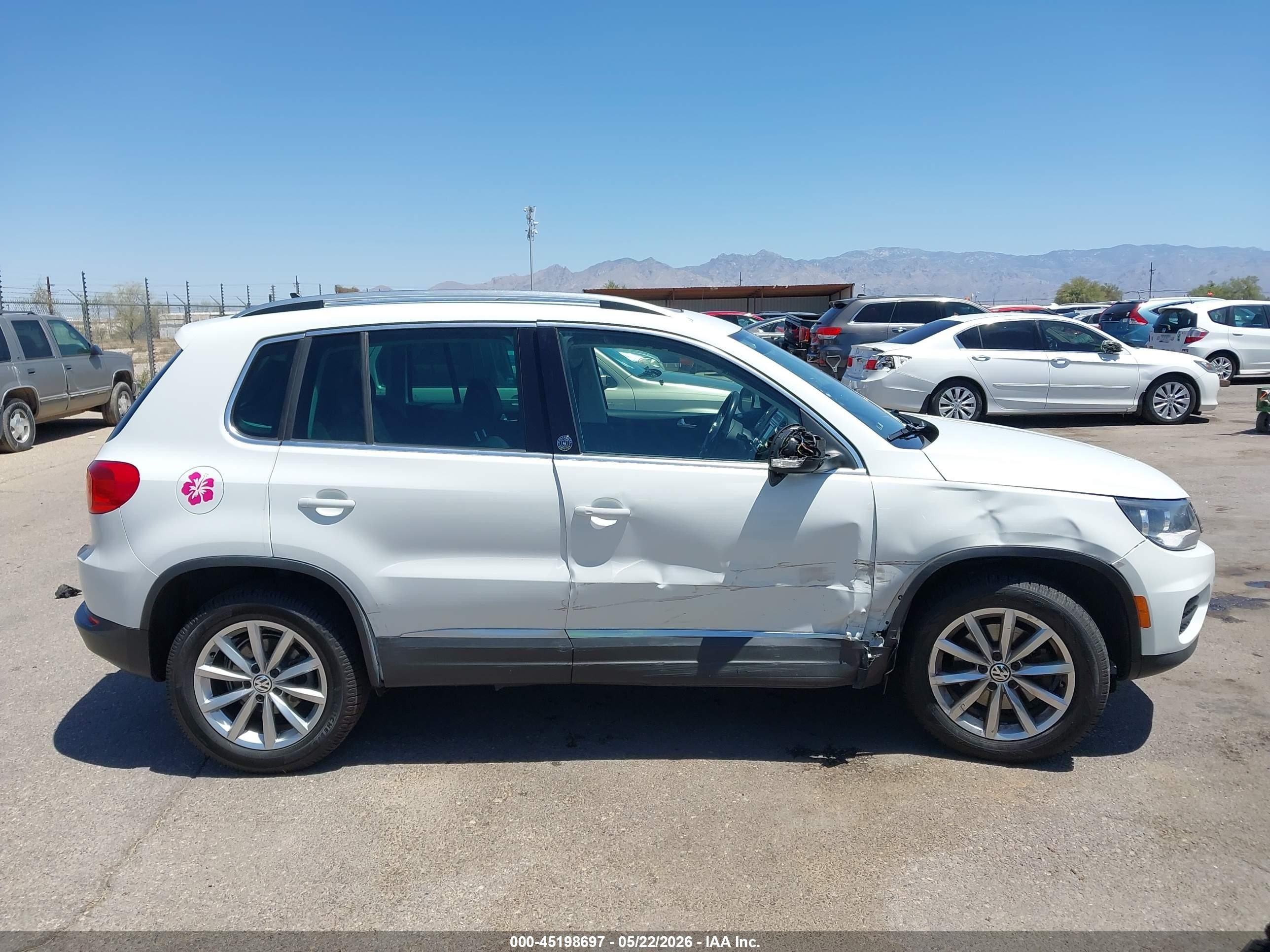 2017 Volkswagen Tiguan 2.0t Wolfsburg Edition White vin: WVGRV7AX8HK003205