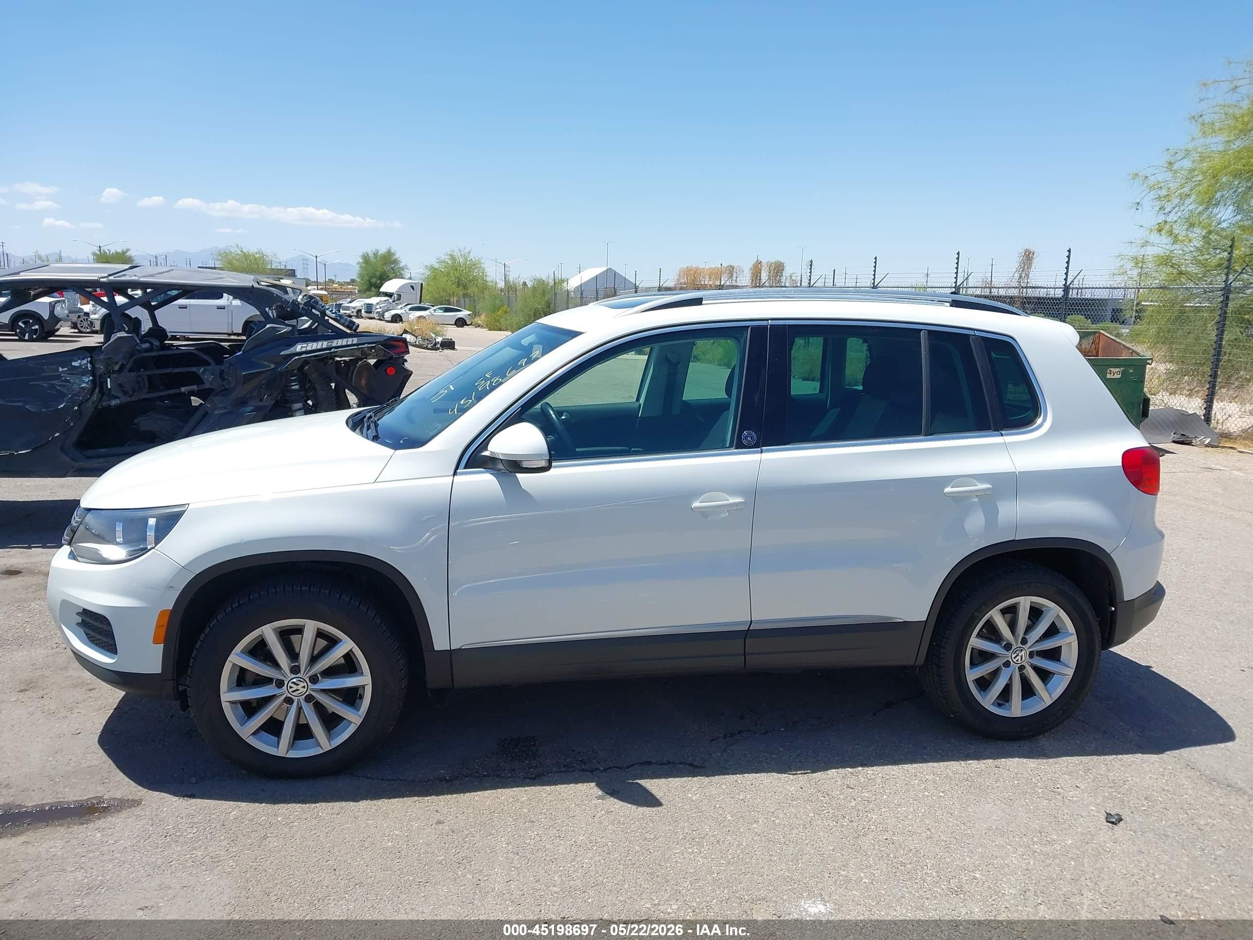 2017 Volkswagen Tiguan 2.0t Wolfsburg Edition White vin: WVGRV7AX8HK003205