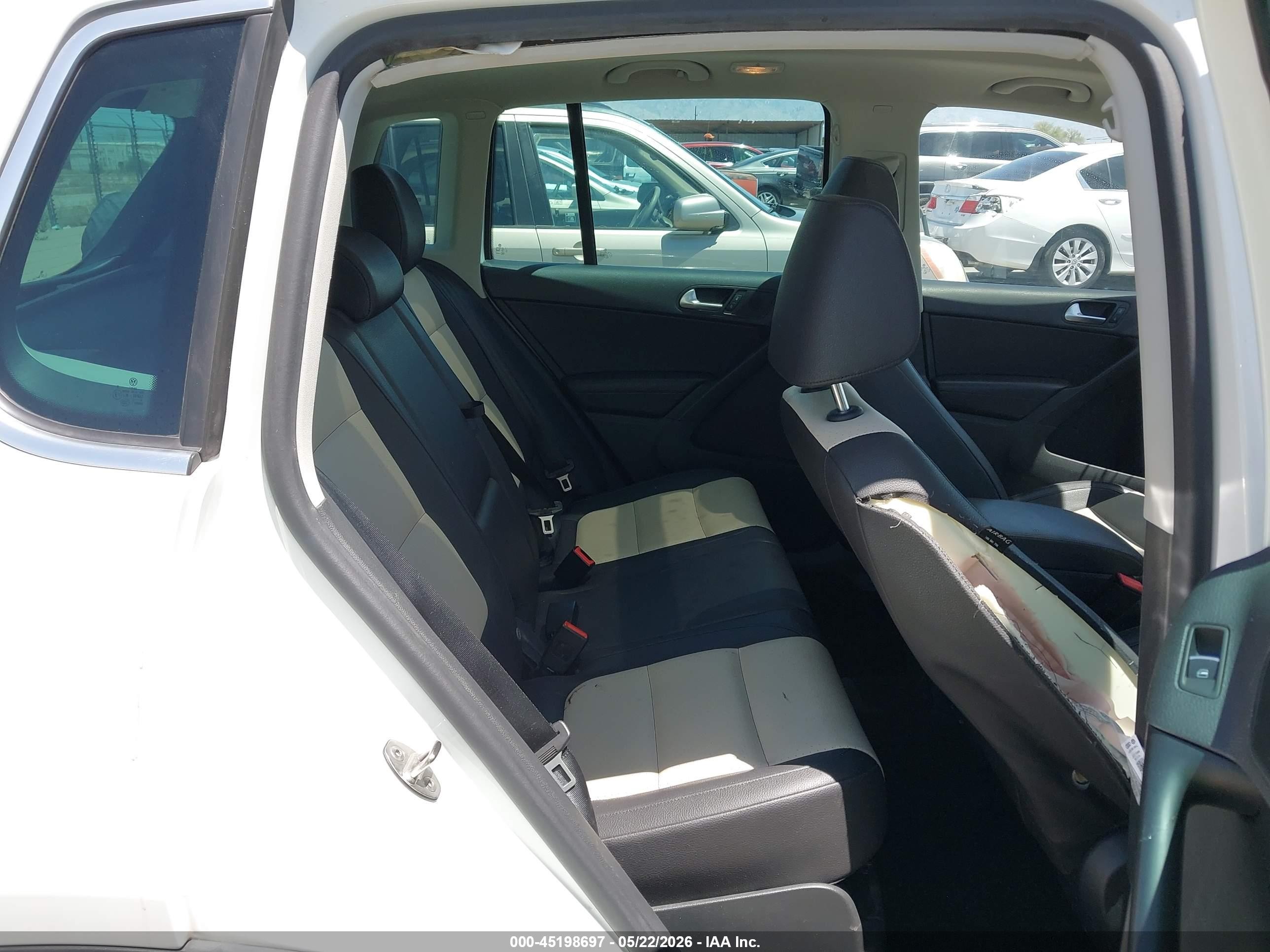 2017 Volkswagen Tiguan 2.0t Wolfsburg Edition White vin: WVGRV7AX8HK003205