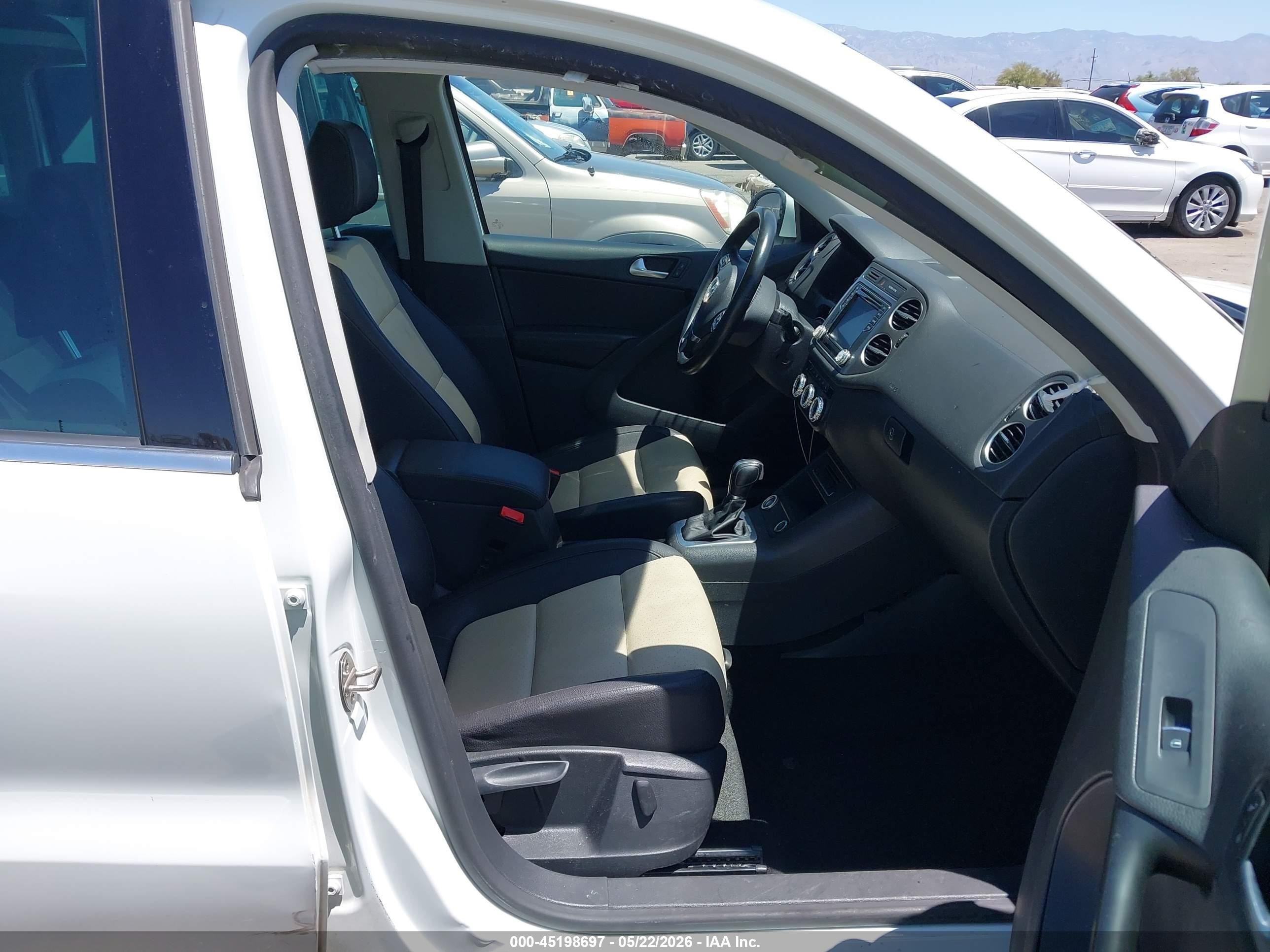 2017 Volkswagen Tiguan 2.0t Wolfsburg Edition White vin: WVGRV7AX8HK003205