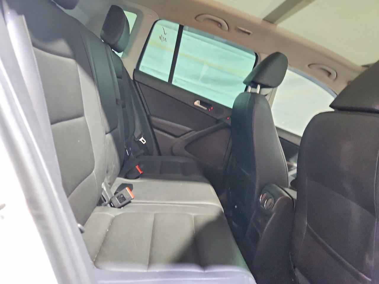 2017 Volkswagen Tiguan Wolfsburg Silver vin: WVGSV7AX8HK039574