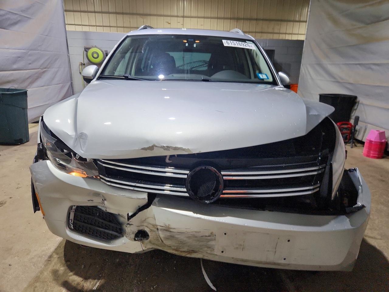 2017 Volkswagen Tiguan Wolfsburg Silver vin: WVGSV7AX8HK039574