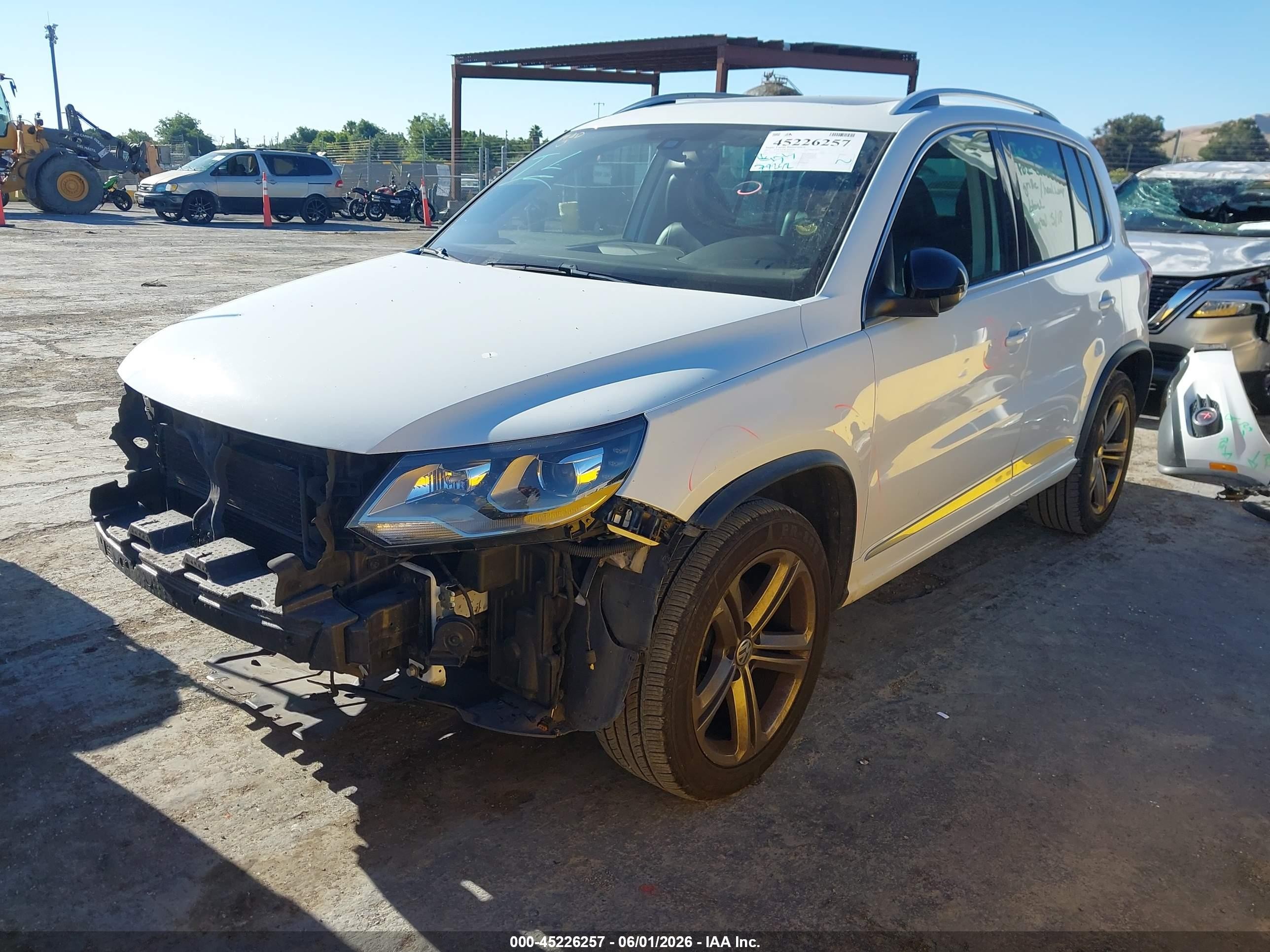 2017 Volkswagen Tiguan 2.0t Sport Белый vin: WVGUV7AX8HW509927
