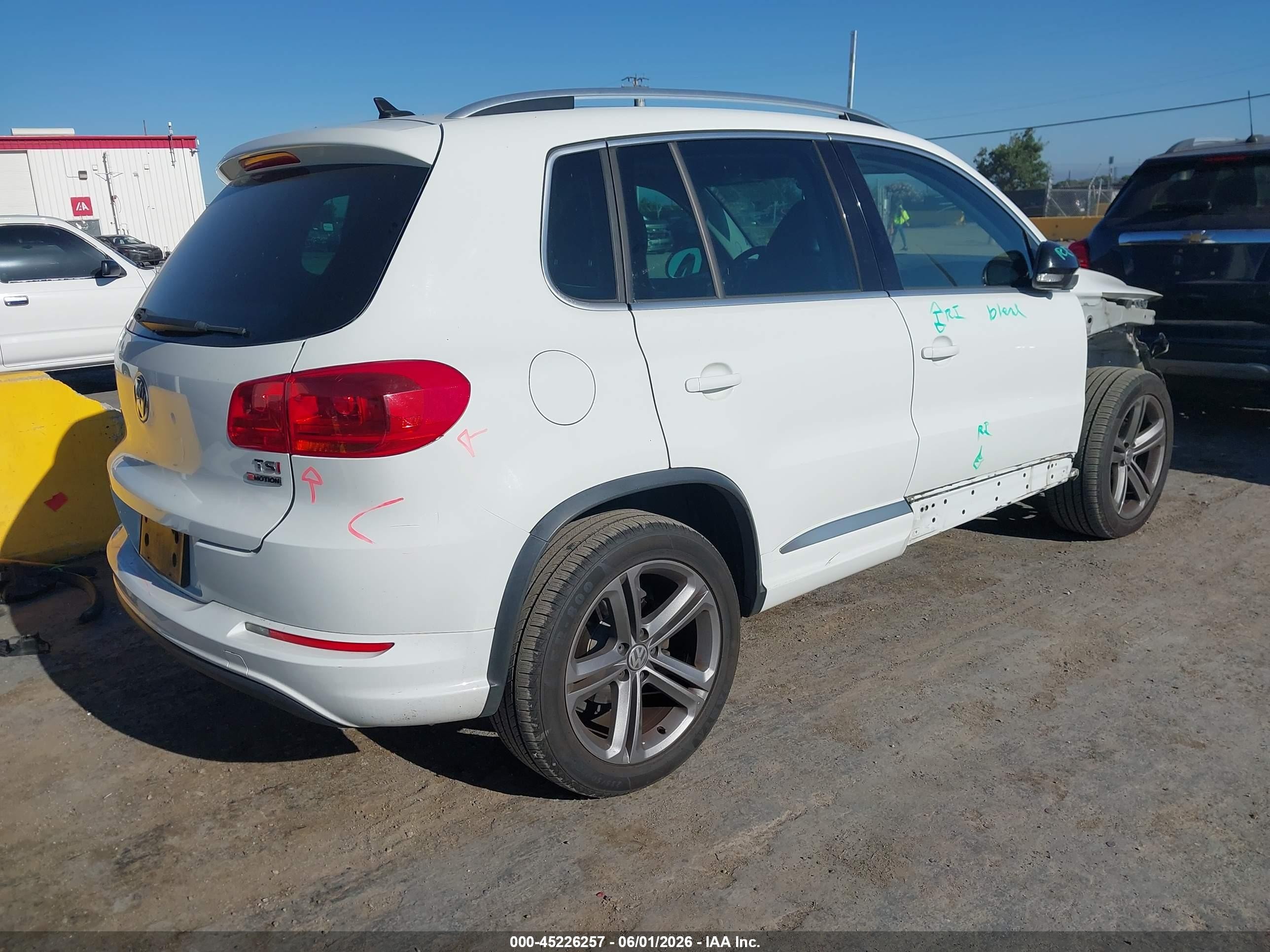 2017 Volkswagen Tiguan 2.0t Sport Белый vin: WVGUV7AX8HW509927