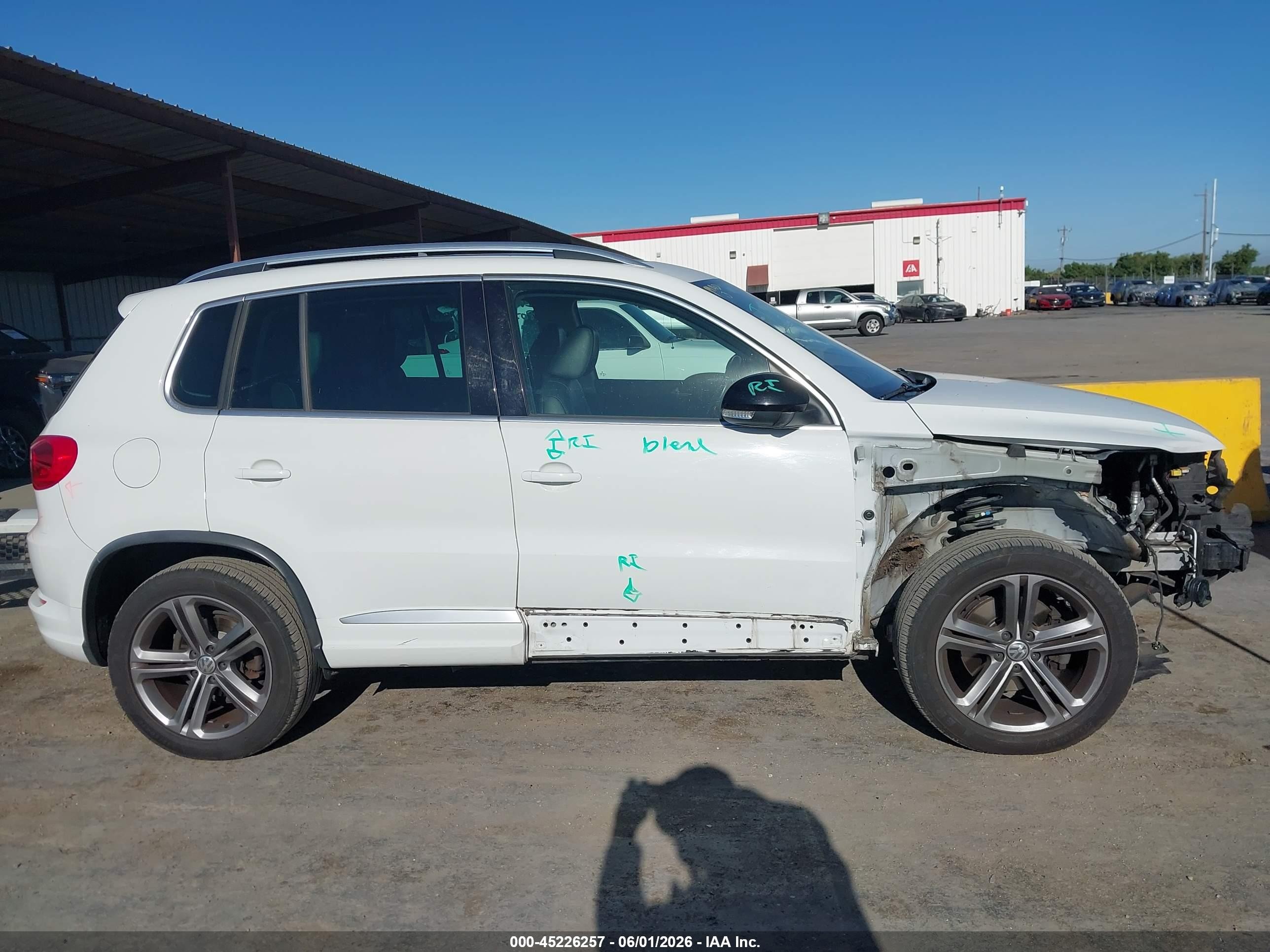 2017 Volkswagen Tiguan 2.0t Sport Белый vin: WVGUV7AX8HW509927
