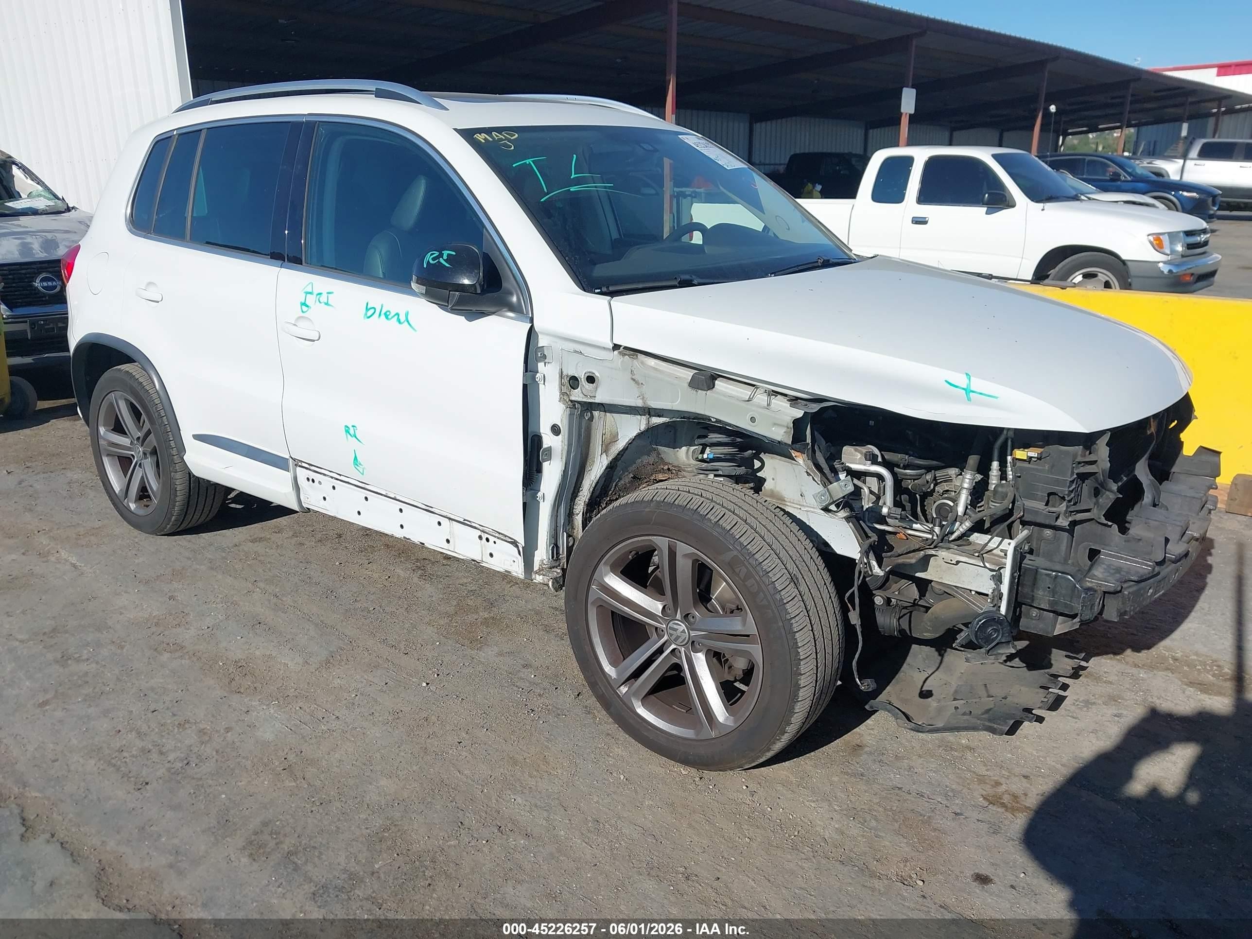 2017 Volkswagen Tiguan 2.0t Sport Белый vin: WVGUV7AX8HW509927