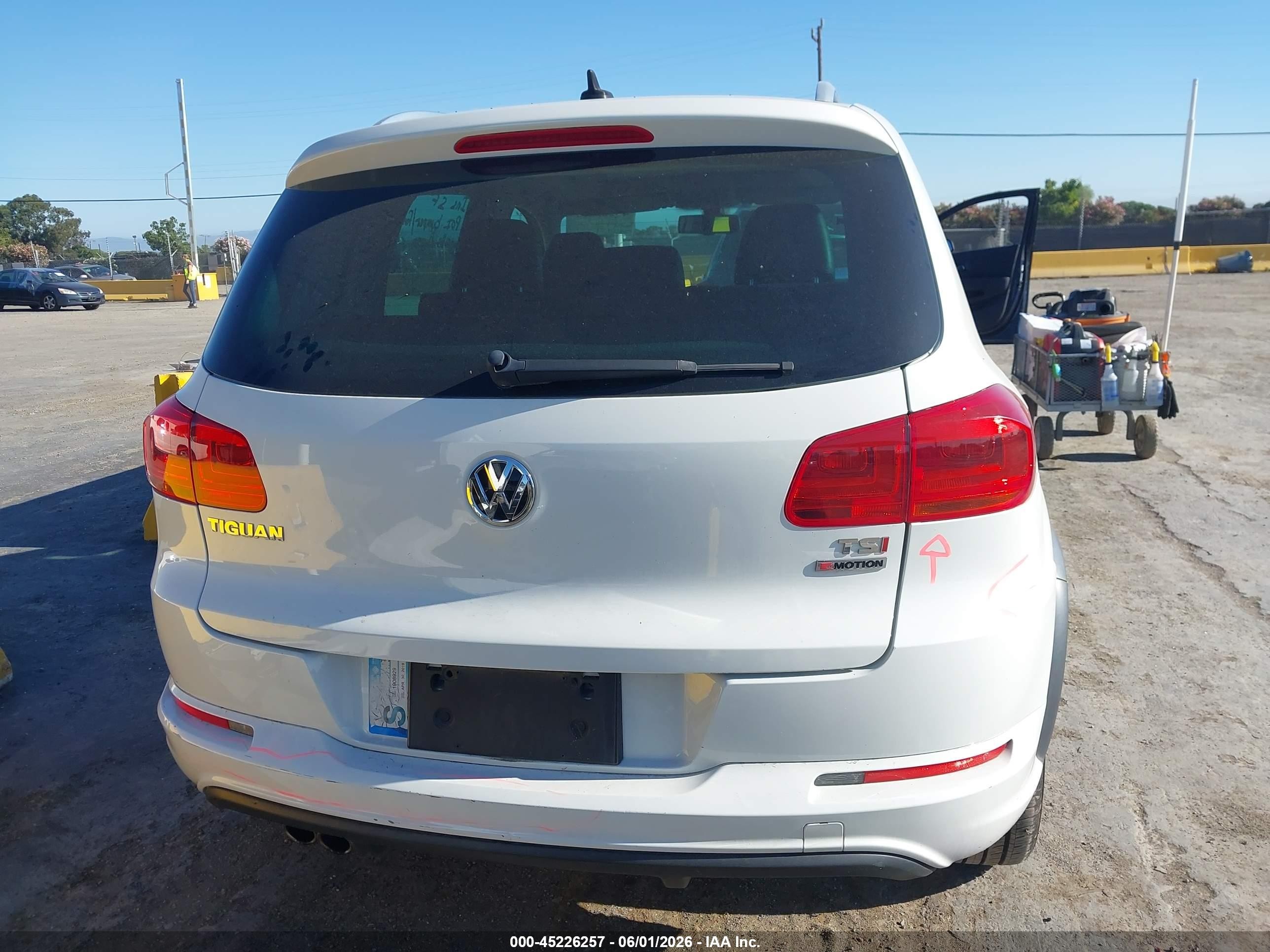 2017 Volkswagen Tiguan 2.0t Sport Белый vin: WVGUV7AX8HW509927