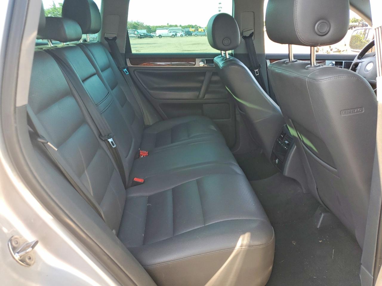 2007 Volkswagen Touareg V6 Silver vin: WVGZE77L27D013798