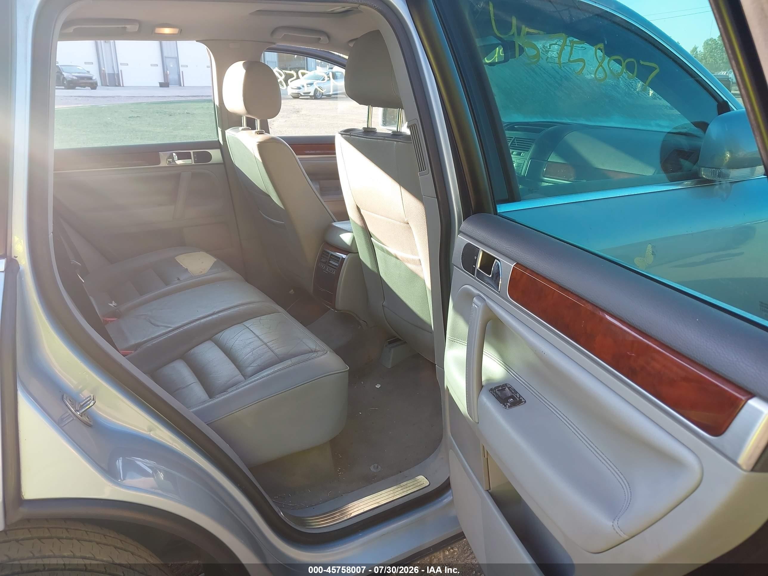 2007 Volkswagen Touareg V6 Silver vin: WVGZE77L67D027641