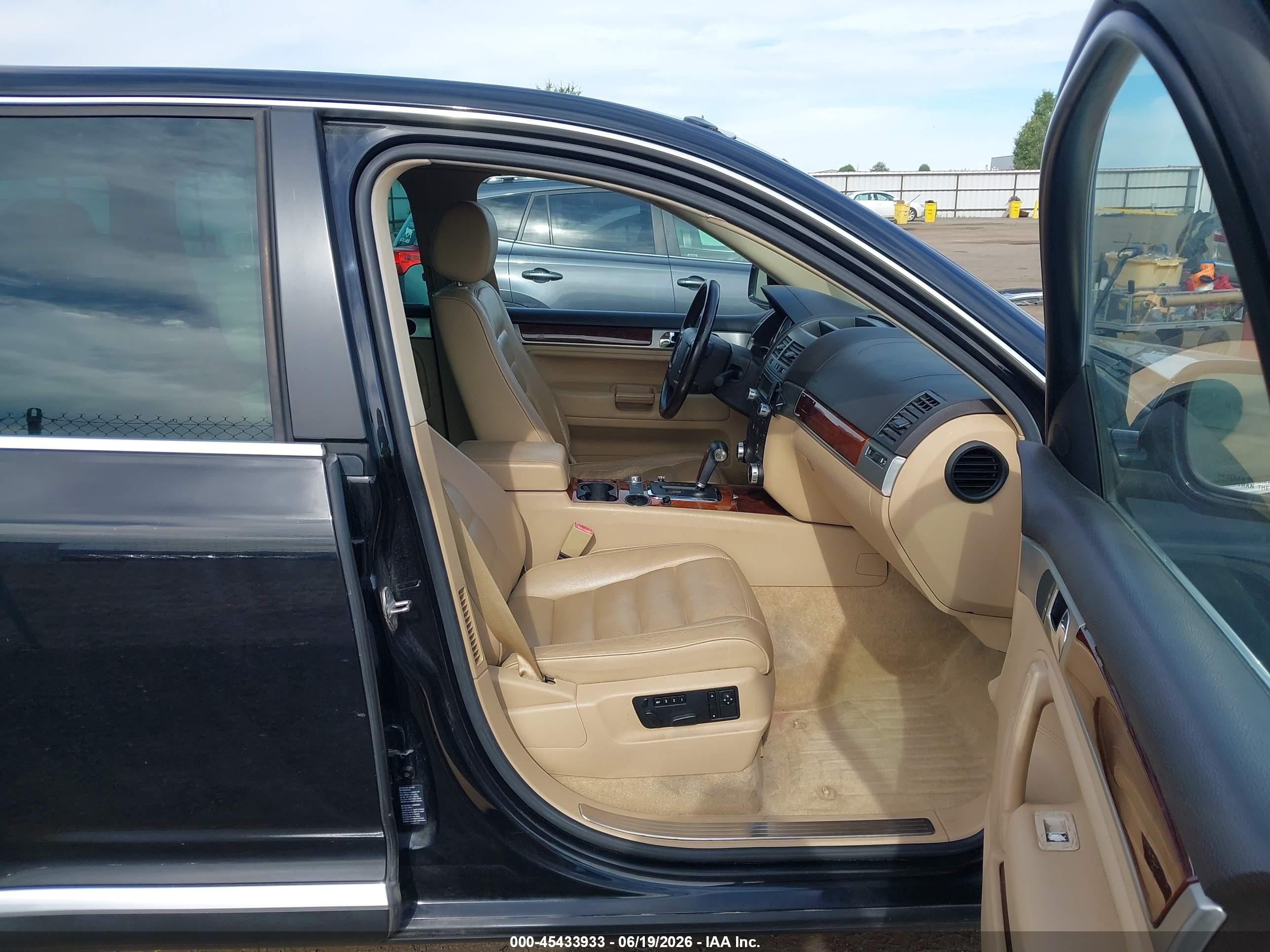 2005 Volkswagen Touareg V8 Black vin: WVGZM77LX5D026332