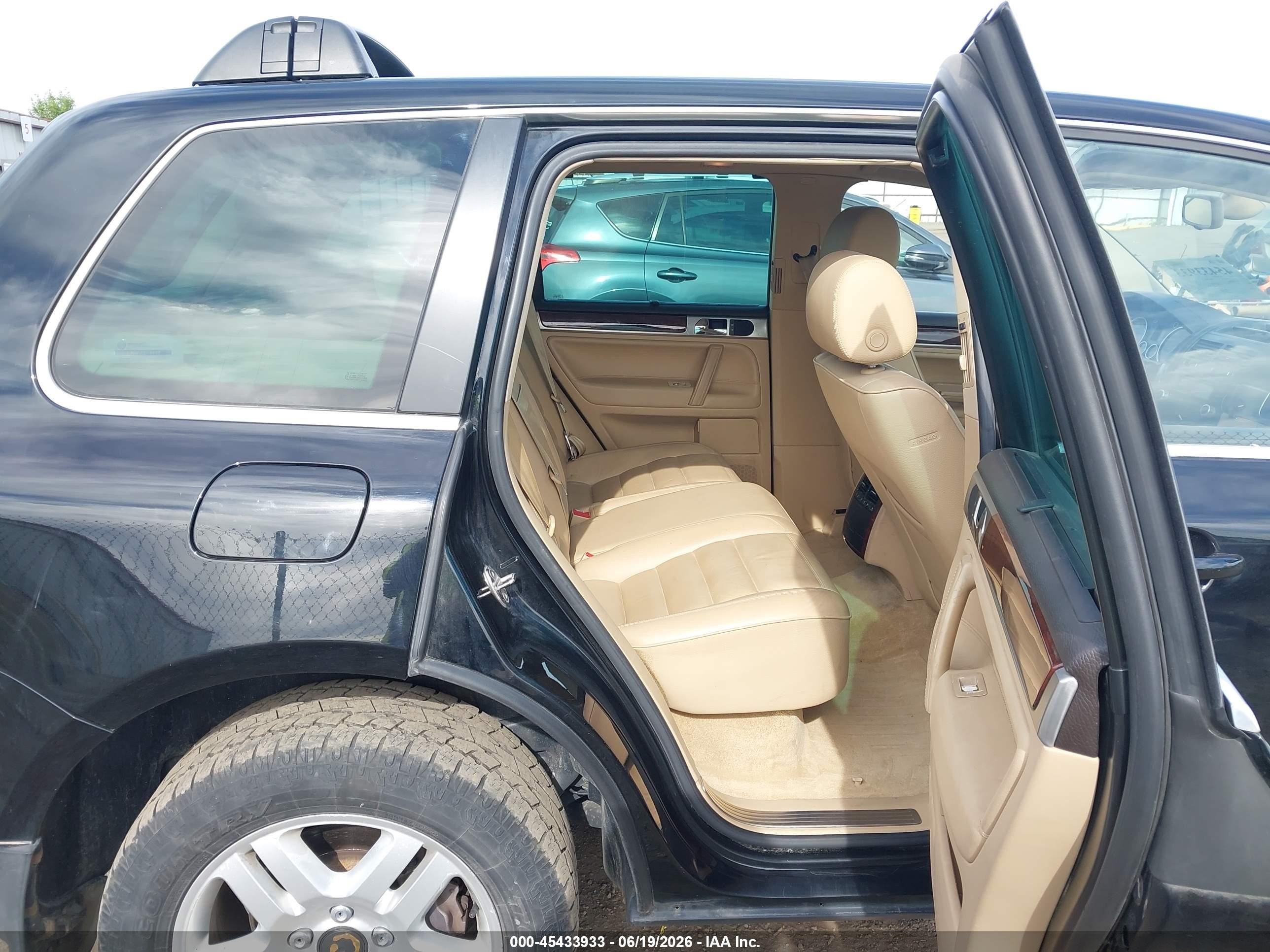 2005 Volkswagen Touareg V8 Black vin: WVGZM77LX5D026332