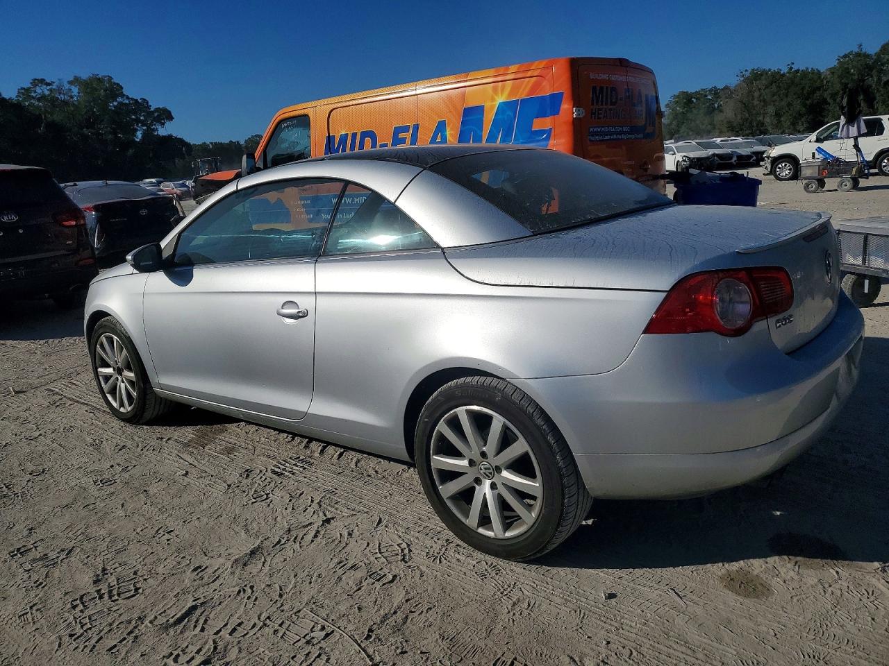 2011 Volkswagen Eos Komfort Silver vin: WVWAA7AH0BV000164