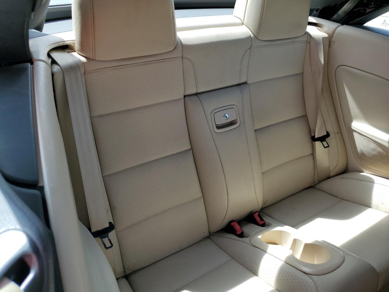 2011 Volkswagen Eos Komfort White vin: WVWAA7AH0BV001072