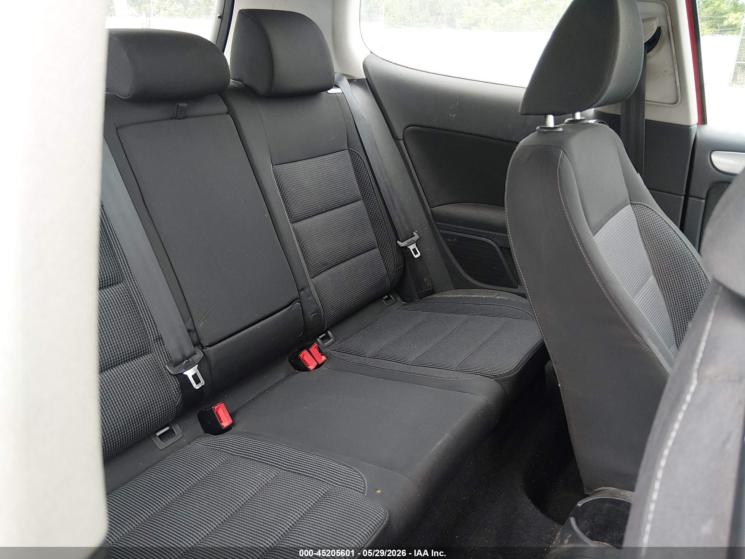 2011 Volkswagen Golf 2.5l 2-door Red vin: WVWAA7AJ8BW284348