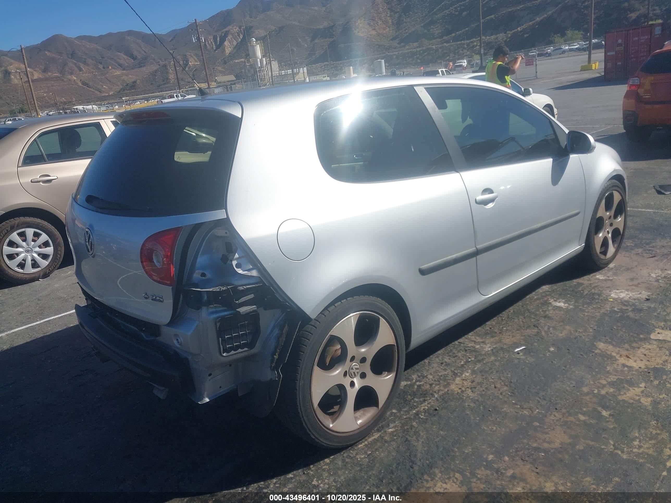 2009 Volkswagen Rabbit S Silver vin: WVWAB71K89W102468