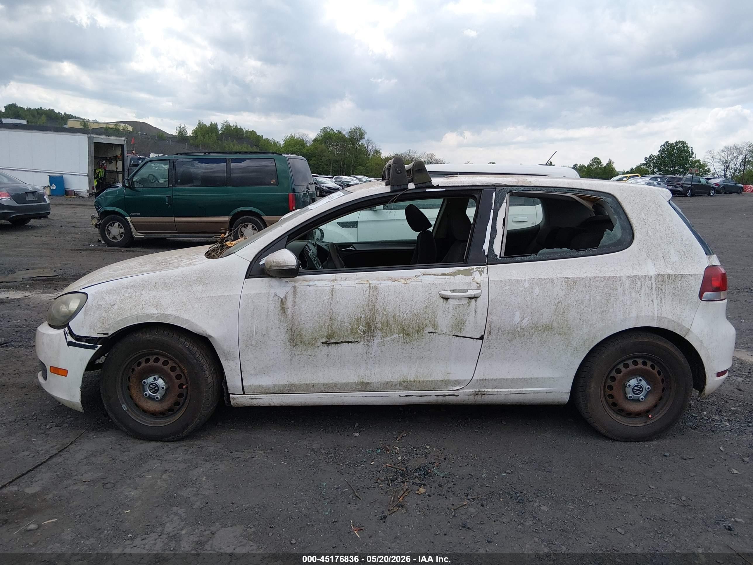 2010 Volkswagen Golf 2-door Белый vin: WVWAB7AJ0AW220719